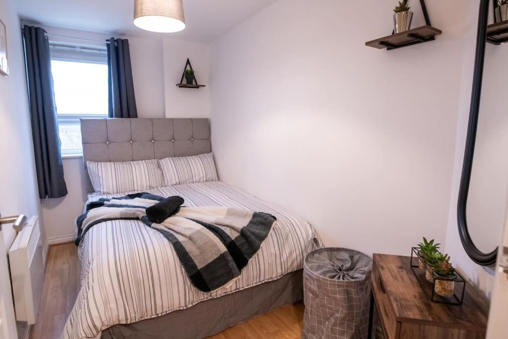 Centre Apartment, Free Parking, Sleeps 6, Smart Tvs, Long Term Disc Apartment *