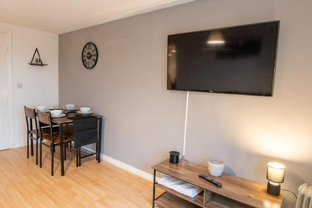 Centre Apartment, Free Parking, Sleeps 6, Smart Tvs, Long Term Disc