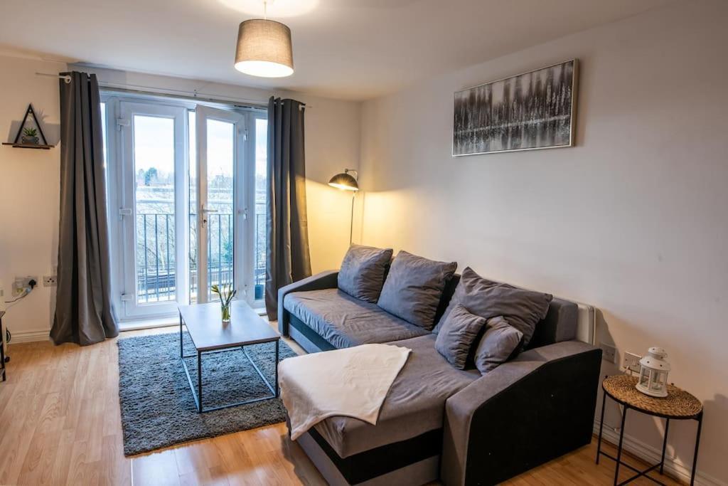 Centre Apartment, Free Parking, Sleeps 6, Smart Tvs, Long Term Disc * Manchester