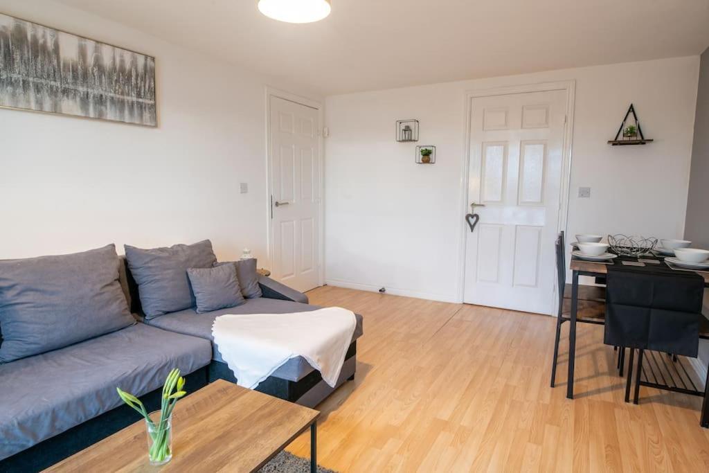 Apartment Centre Apartment, Free Parking, Sleeps 6, Smart Tvs, Long Term Disc *