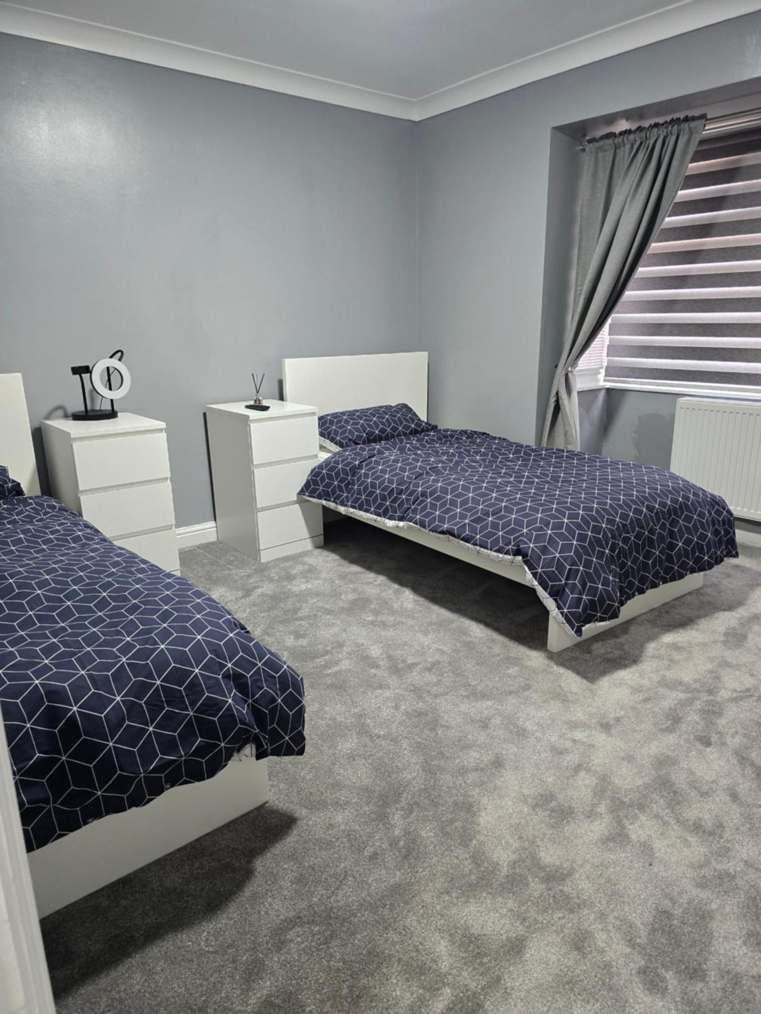 - House - Sleeps 6 - Parking - Garden Holiday home Manchester