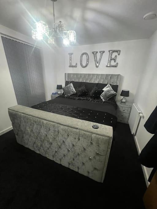 Luxury Modern Town House, Centre, Free Secured Parking Holiday home *