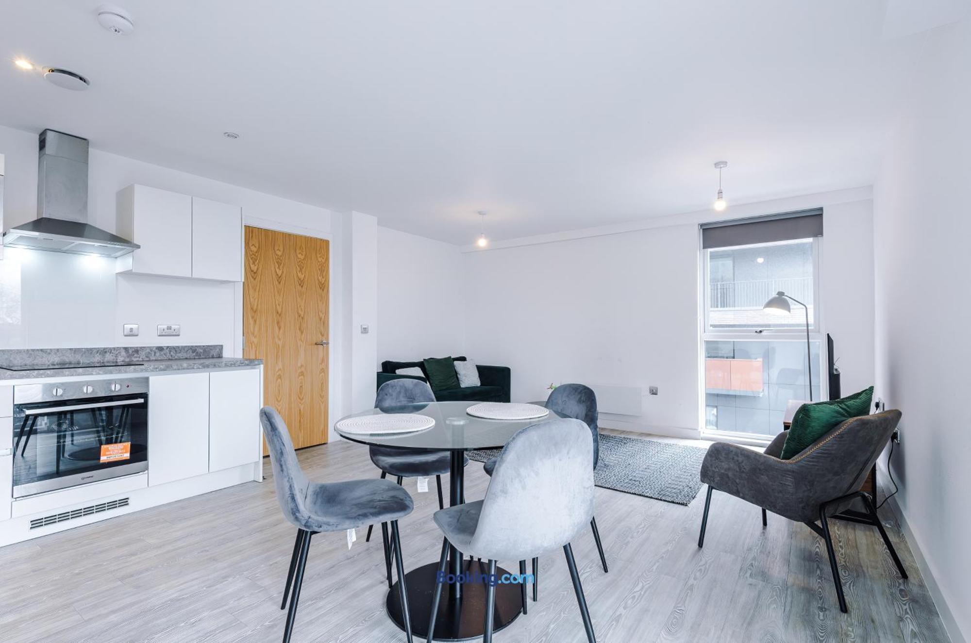 Modern 2 Bed With Balcony By Host A Apartment Manchester