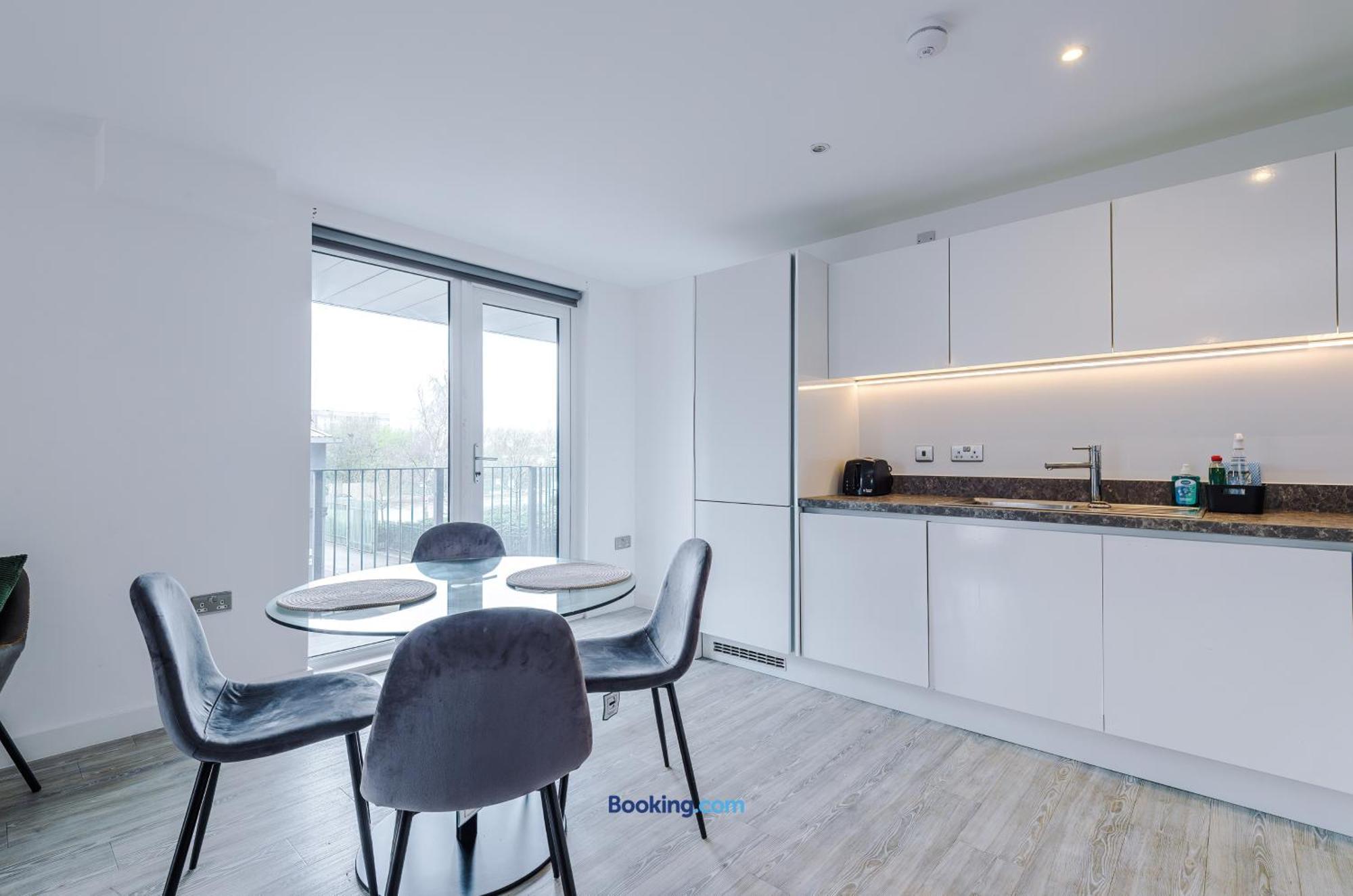 Modern 2 Bed With Balcony By Host A Apartment *