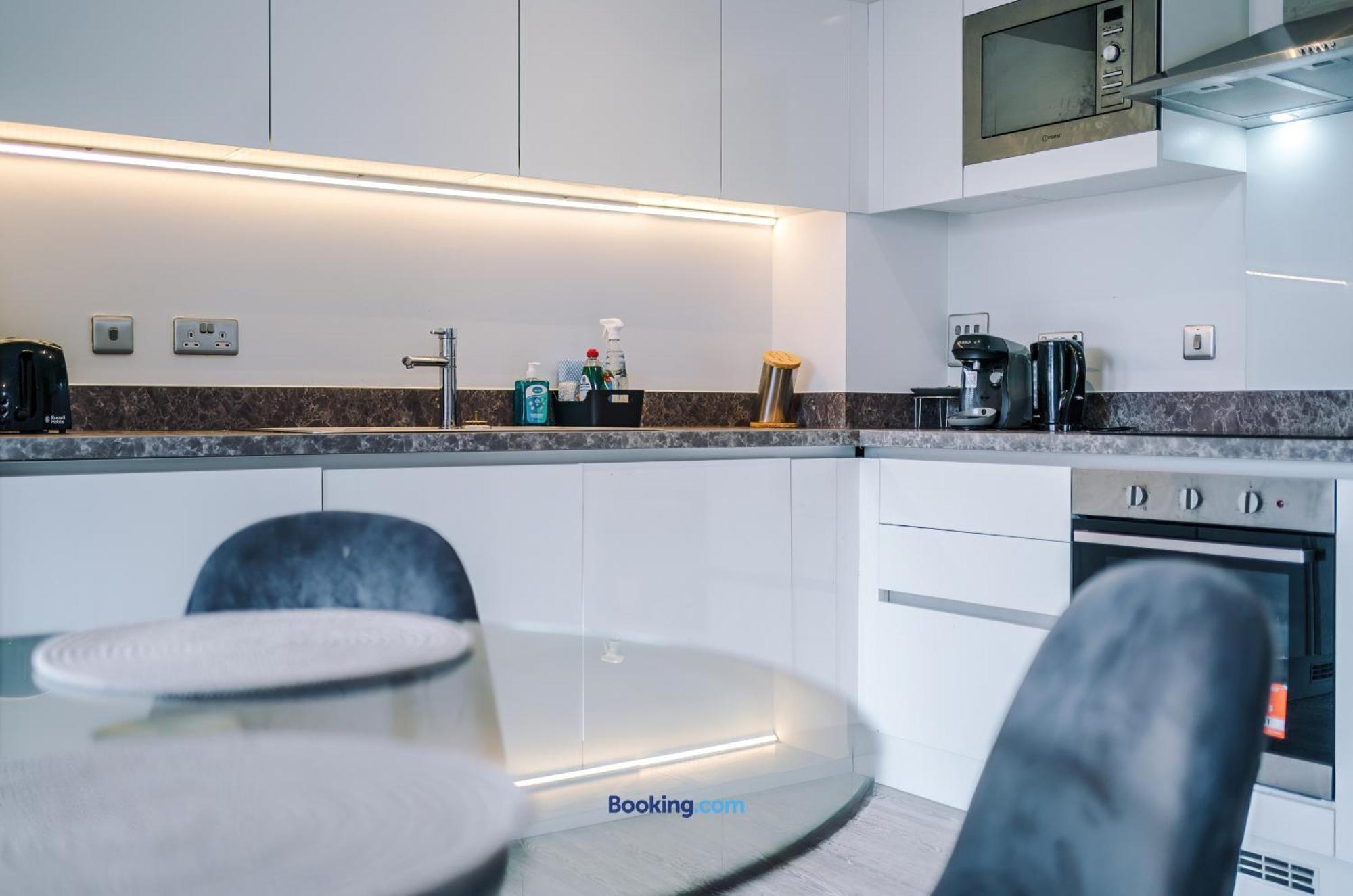 Apartment Modern 2 Bed With Balcony By Host A