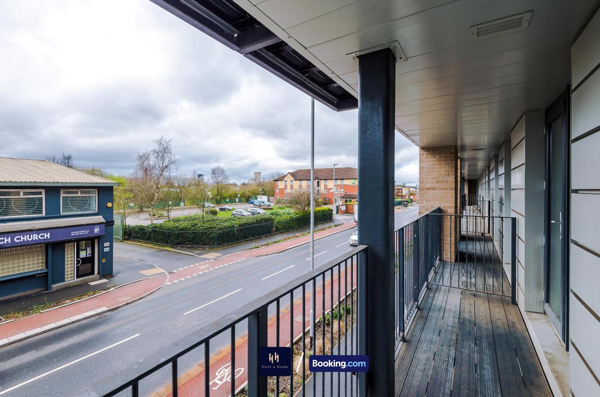 Modern 2 Bed With Balcony By Host A Apartment *