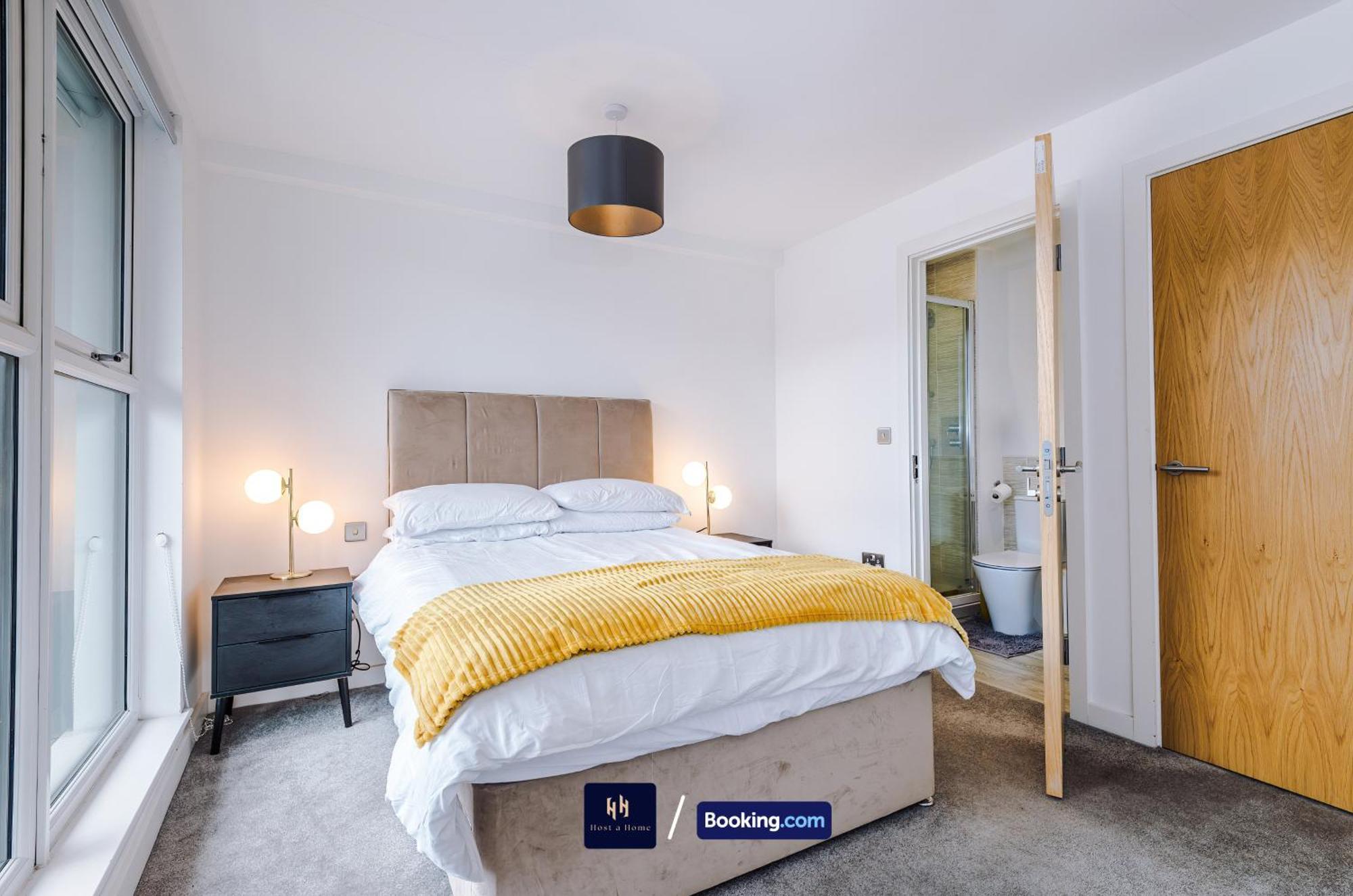 Modern 2 Bed With Balcony By Host A Apartment