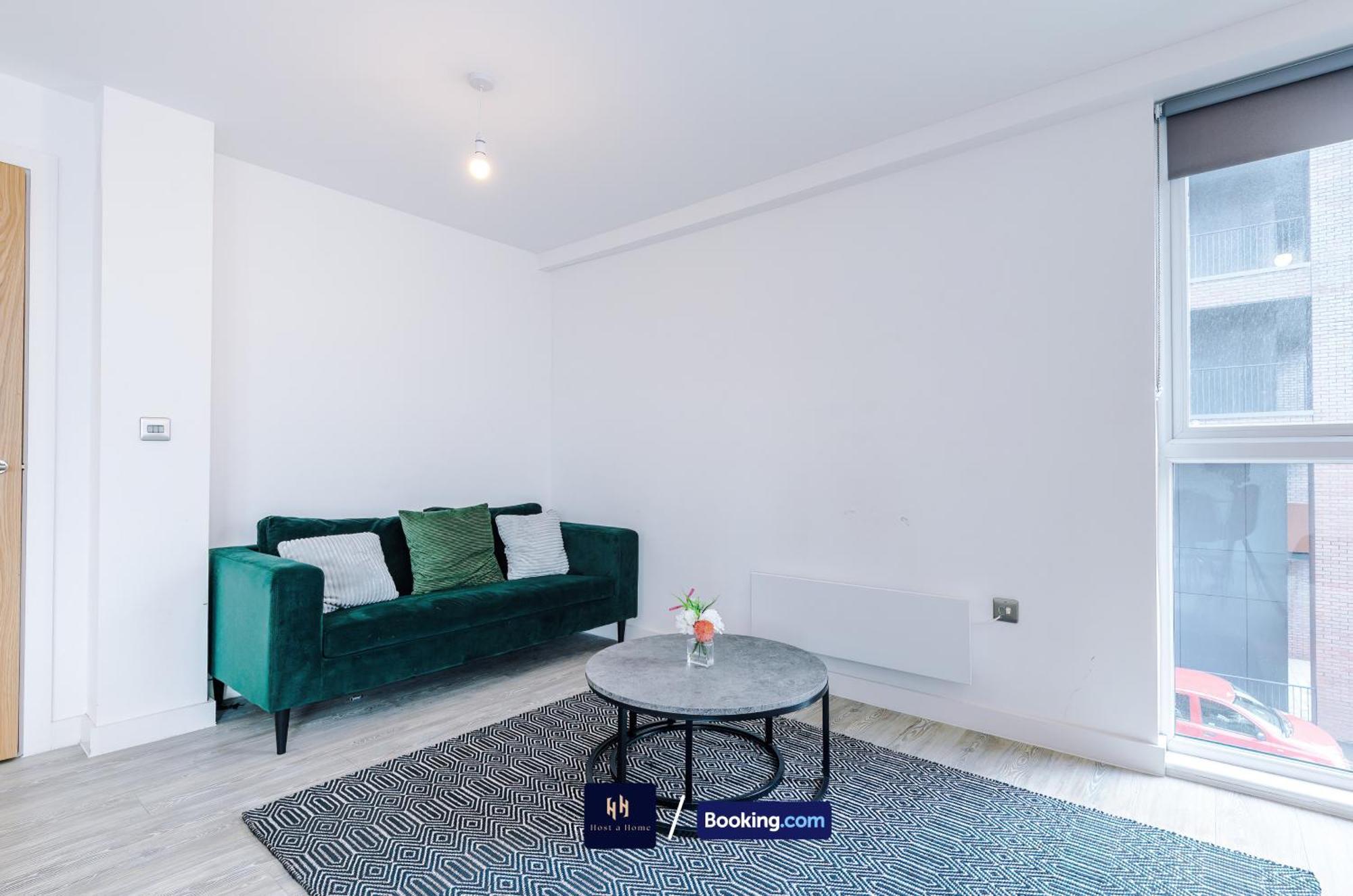 Modern 2 Bed With Balcony By Host A Apartment