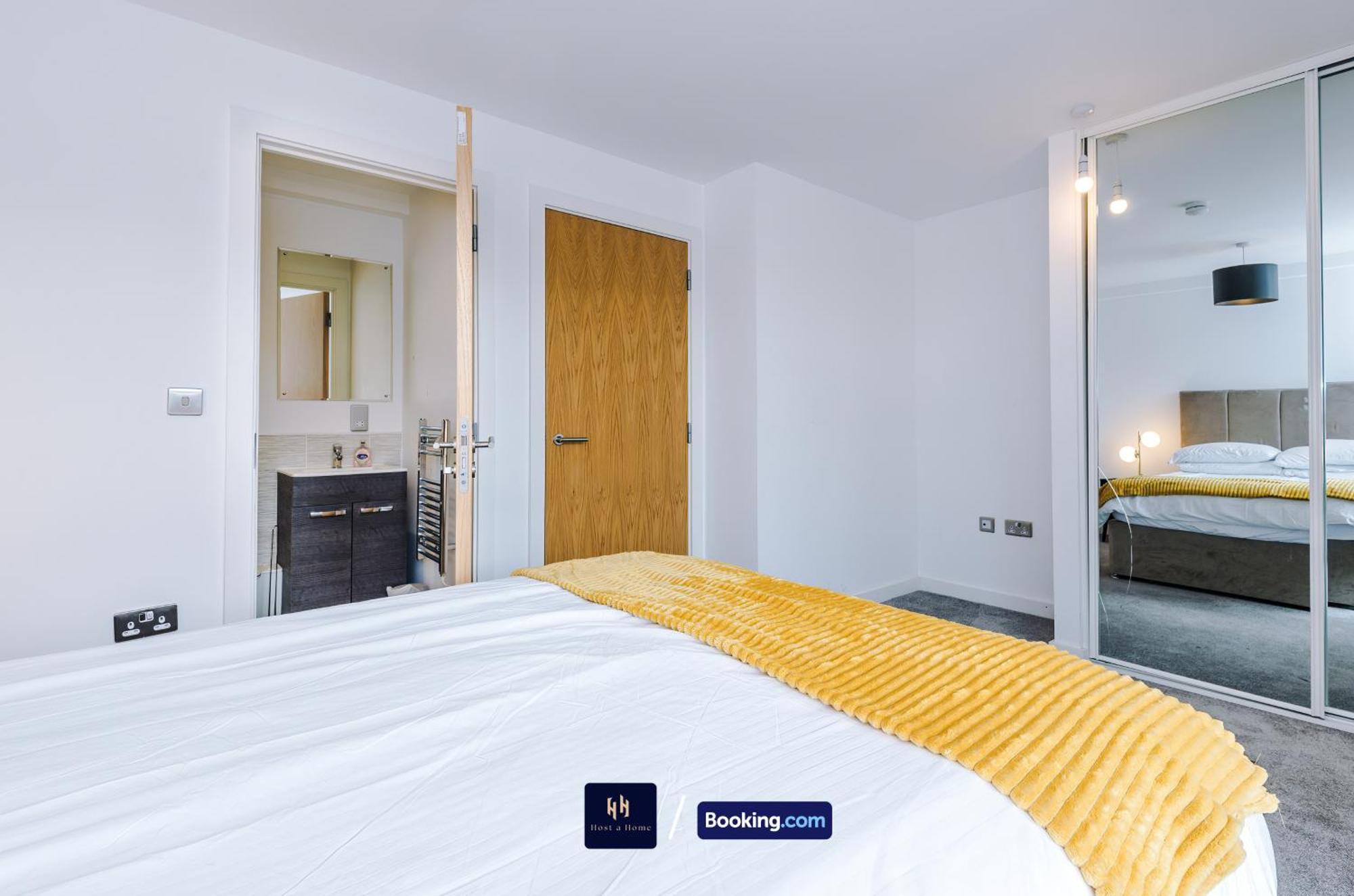Modern 2 Bed With Balcony By Host A Apartment Manchester