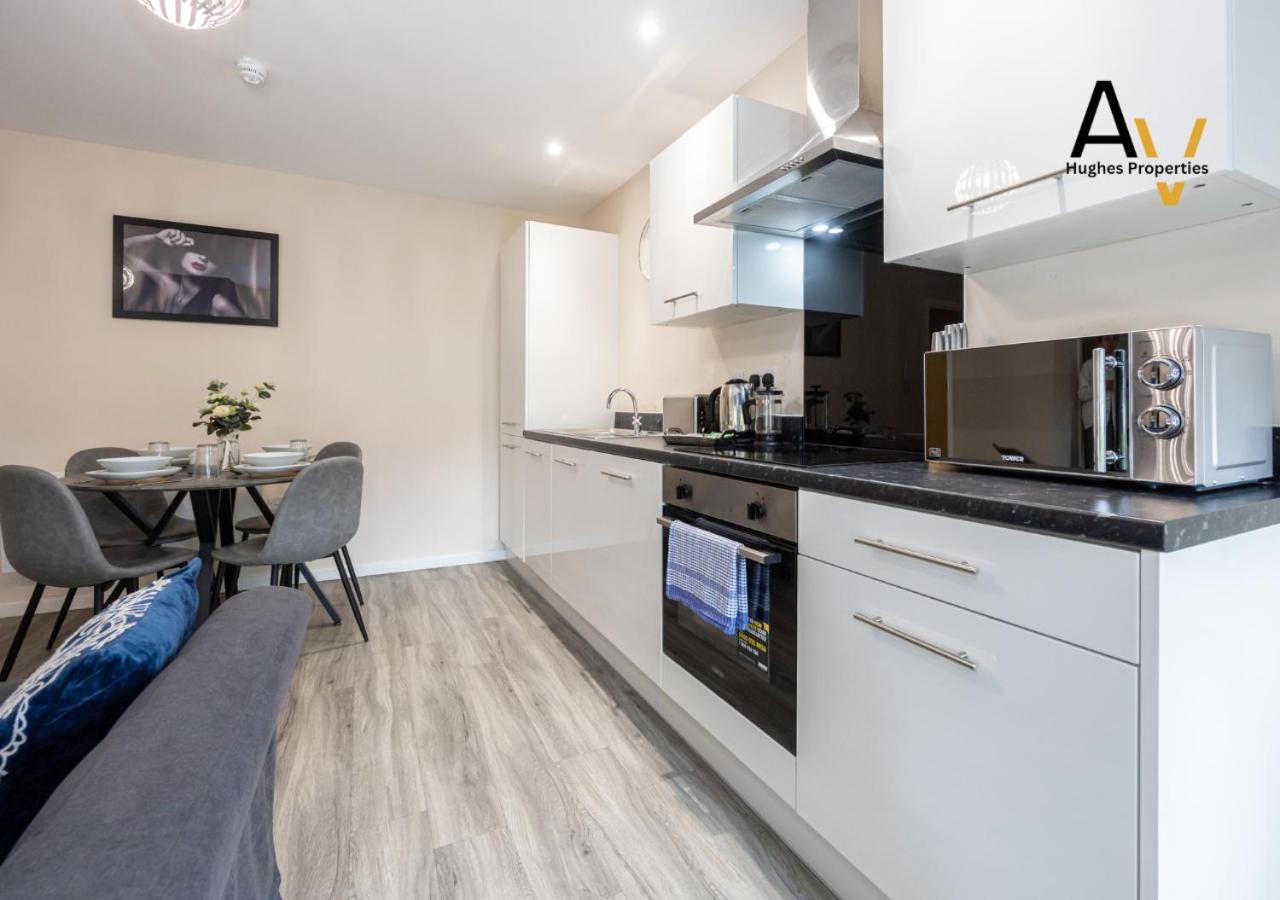 Apartment Elegant One-bedroom In Salford - Perfect For Short By Av Hughes *