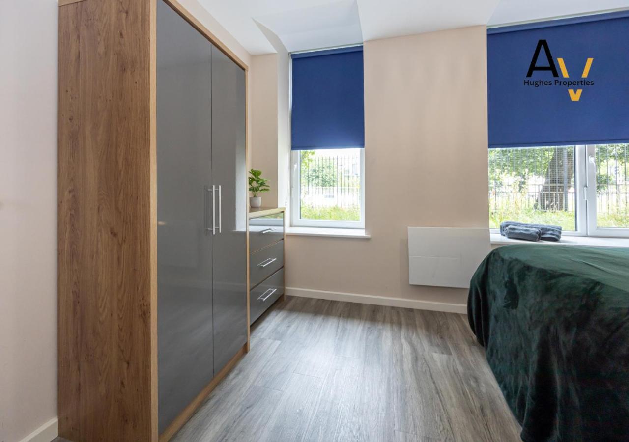 Comfortable One-Bedroom Apartment - Perfect For Relocation In Salford By Av Hughes Properties *