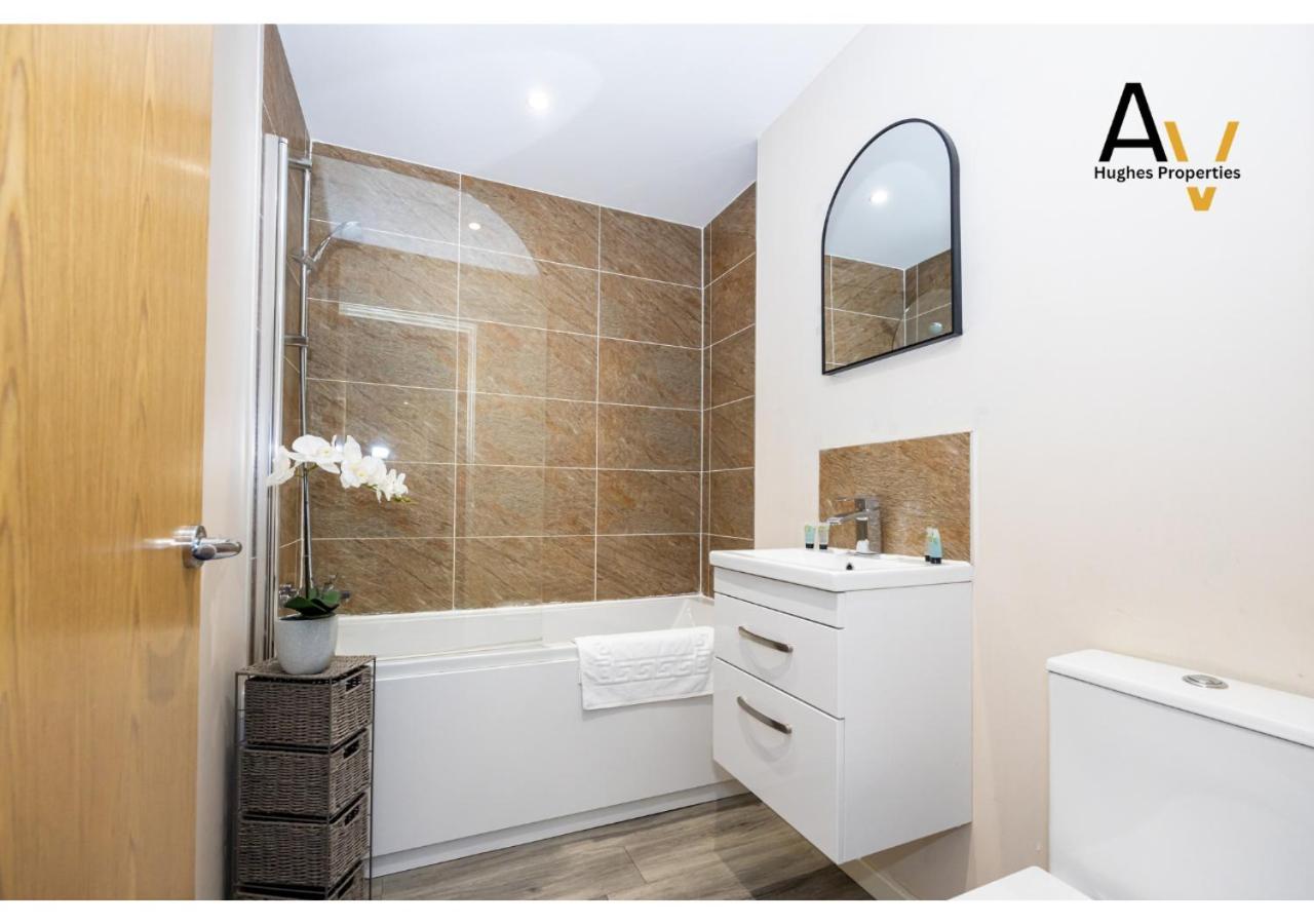 Elegant One-bedroom In Salford - Perfect For Short By Av Hughes Apartment Manchester