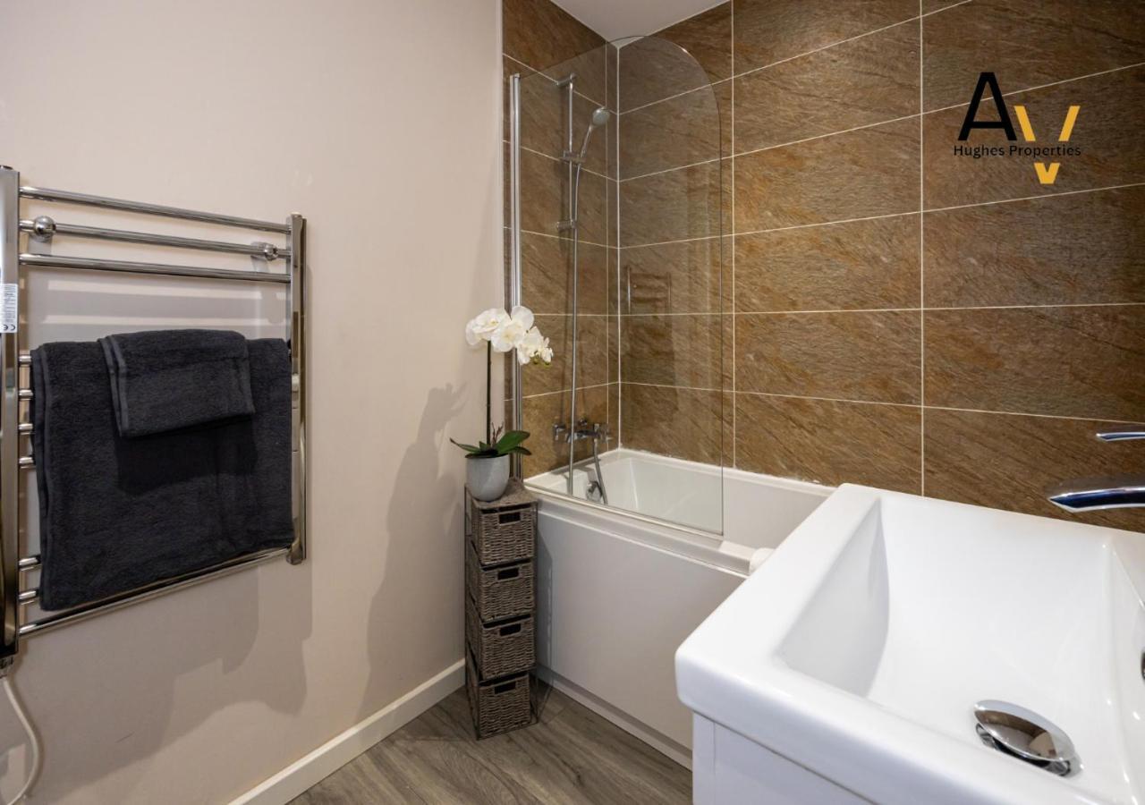 Elegant One-bedroom In Salford - Perfect For Short By Av Hughes Manchester