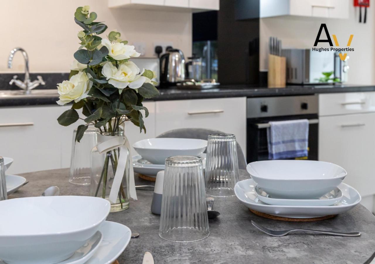 Elegant One-bedroom In Salford - Perfect For Short By Av Hughes