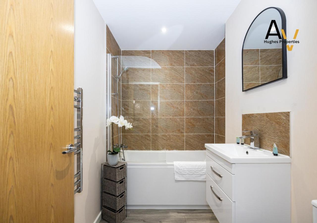 Elegant One-bedroom In Salford - Perfect For Short By Av Hughes Apartment