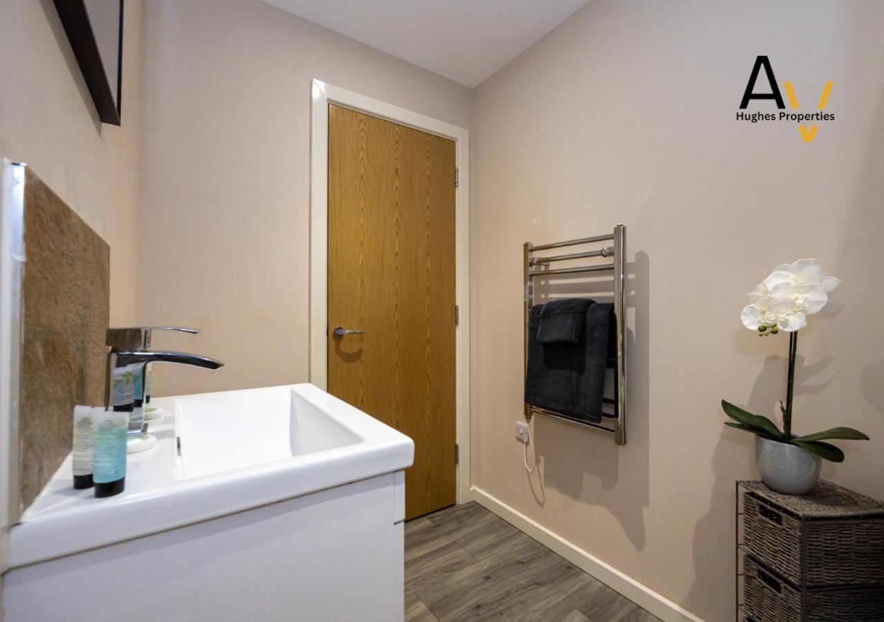 Elegant One-bedroom In Salford - Perfect For Short By Av Hughes * Manchester