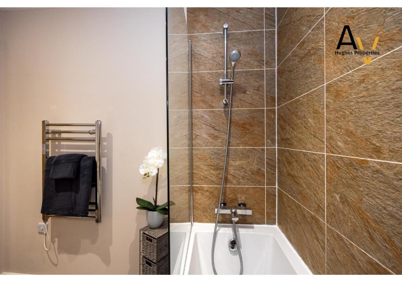 Elegant One-bedroom In Salford - Perfect For Short By Av Hughes