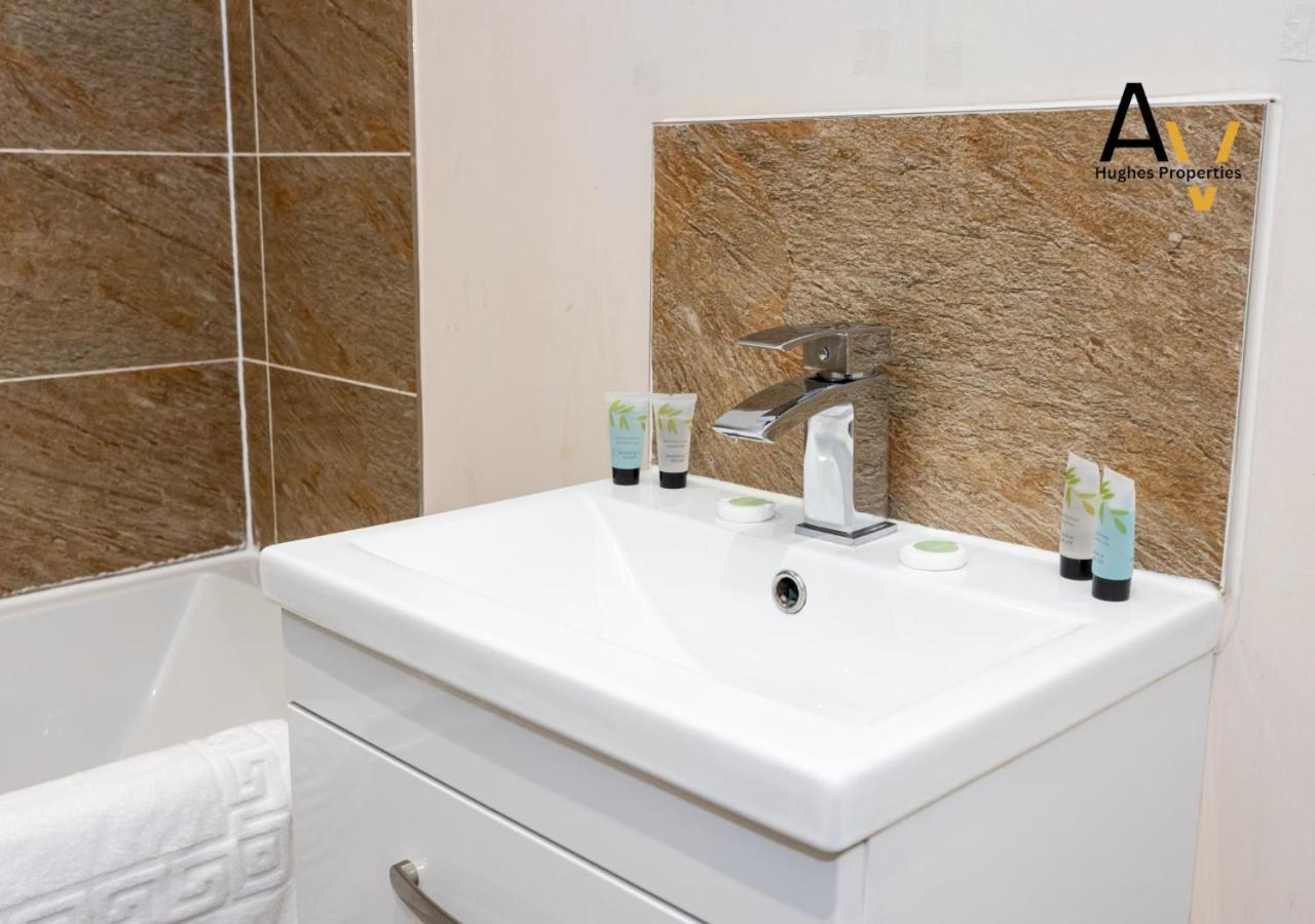 Apartment Elegant One-bedroom In Salford - Perfect For Short By Av Hughes Manchester