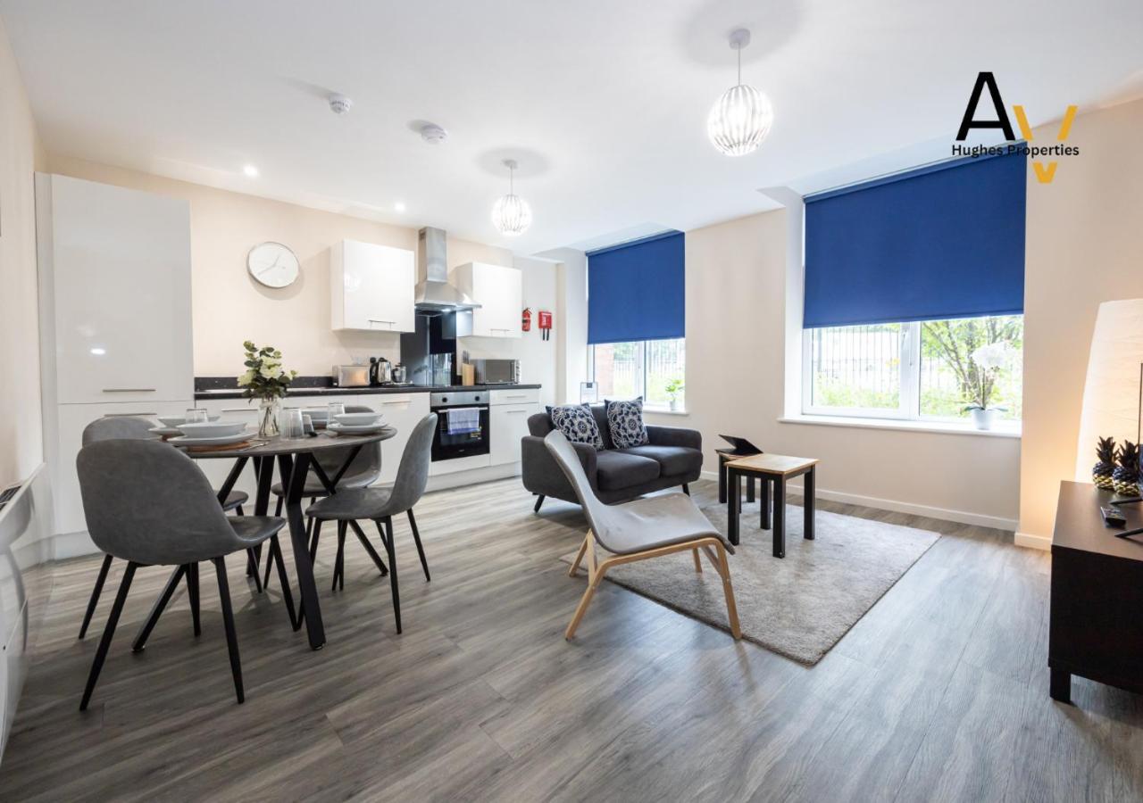 Elegant One-bedroom In Salford - Perfect For Short By Av Hughes