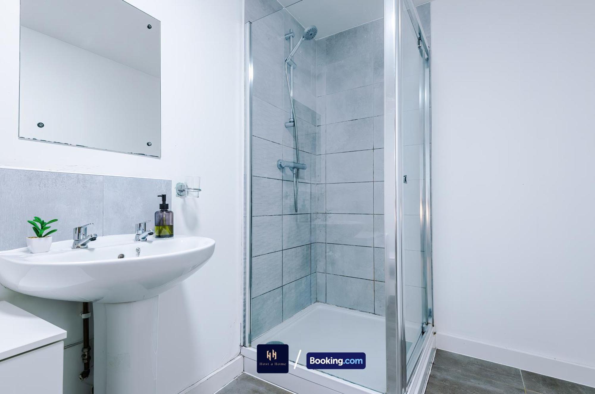 Apartment 2 Extra Large Bedroom By Host A Short Lets & Serviced With Free Wifi *