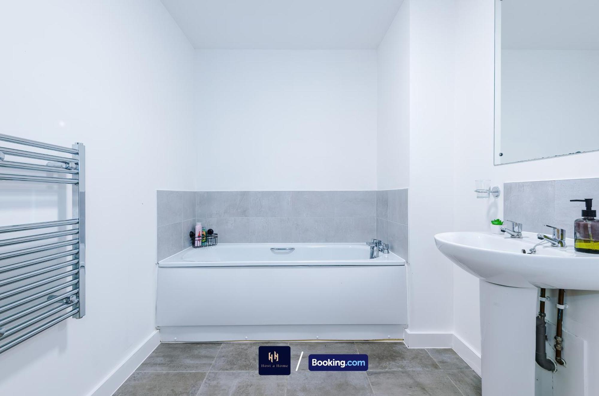 Apartment 2 Extra Large Bedroom By Host A Short Lets & Serviced With Free Wifi *