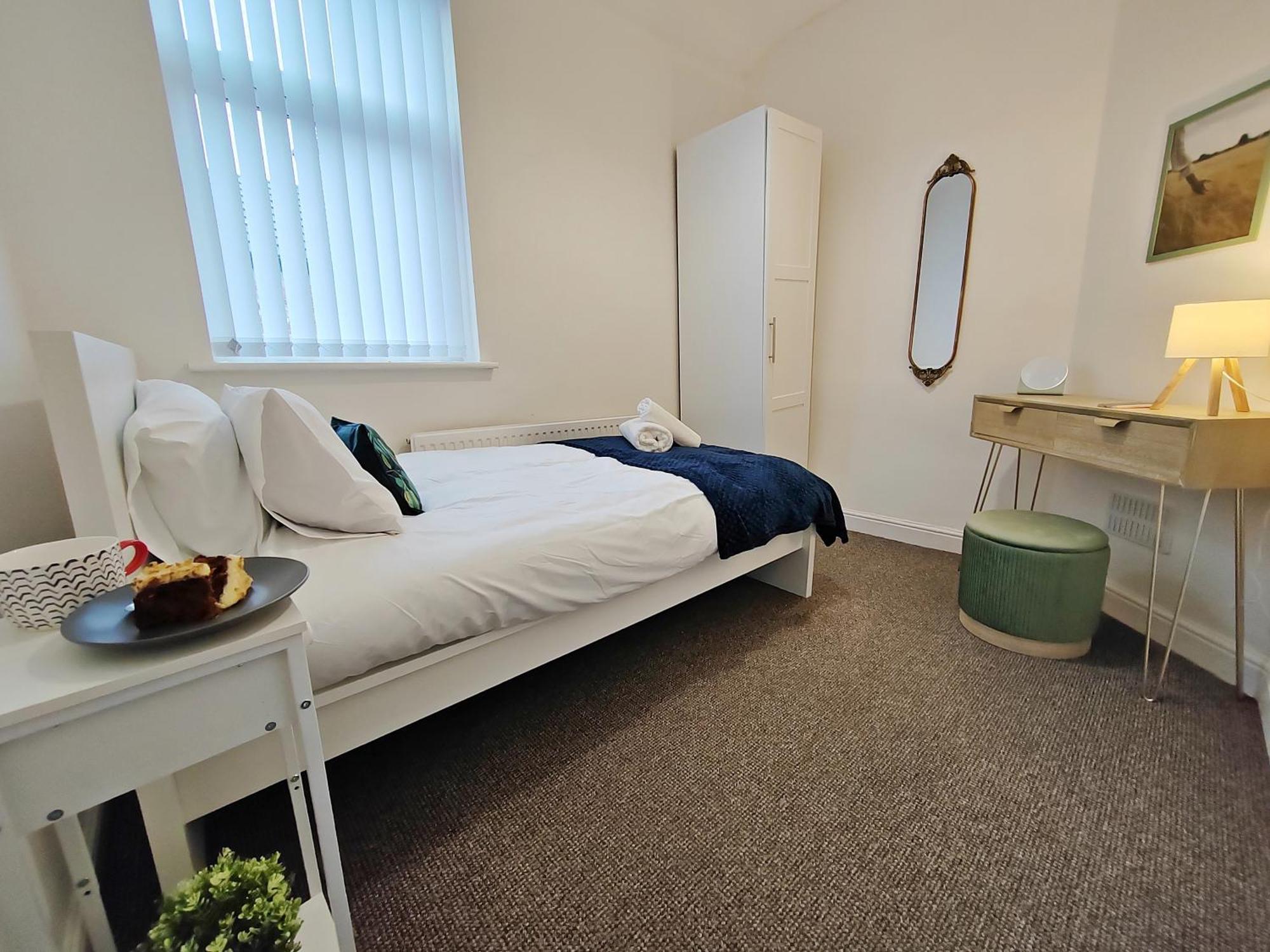 Modern 4 Bed House - Free Parking Holiday home *