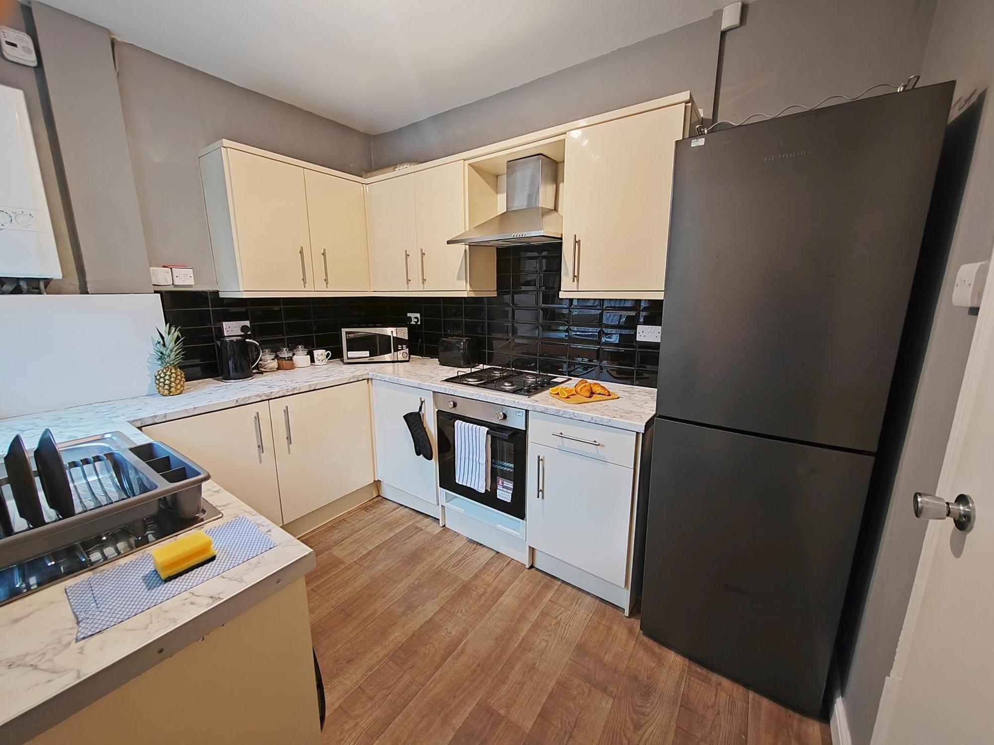 Modern 4 Bed House - Free Parking Manchester
