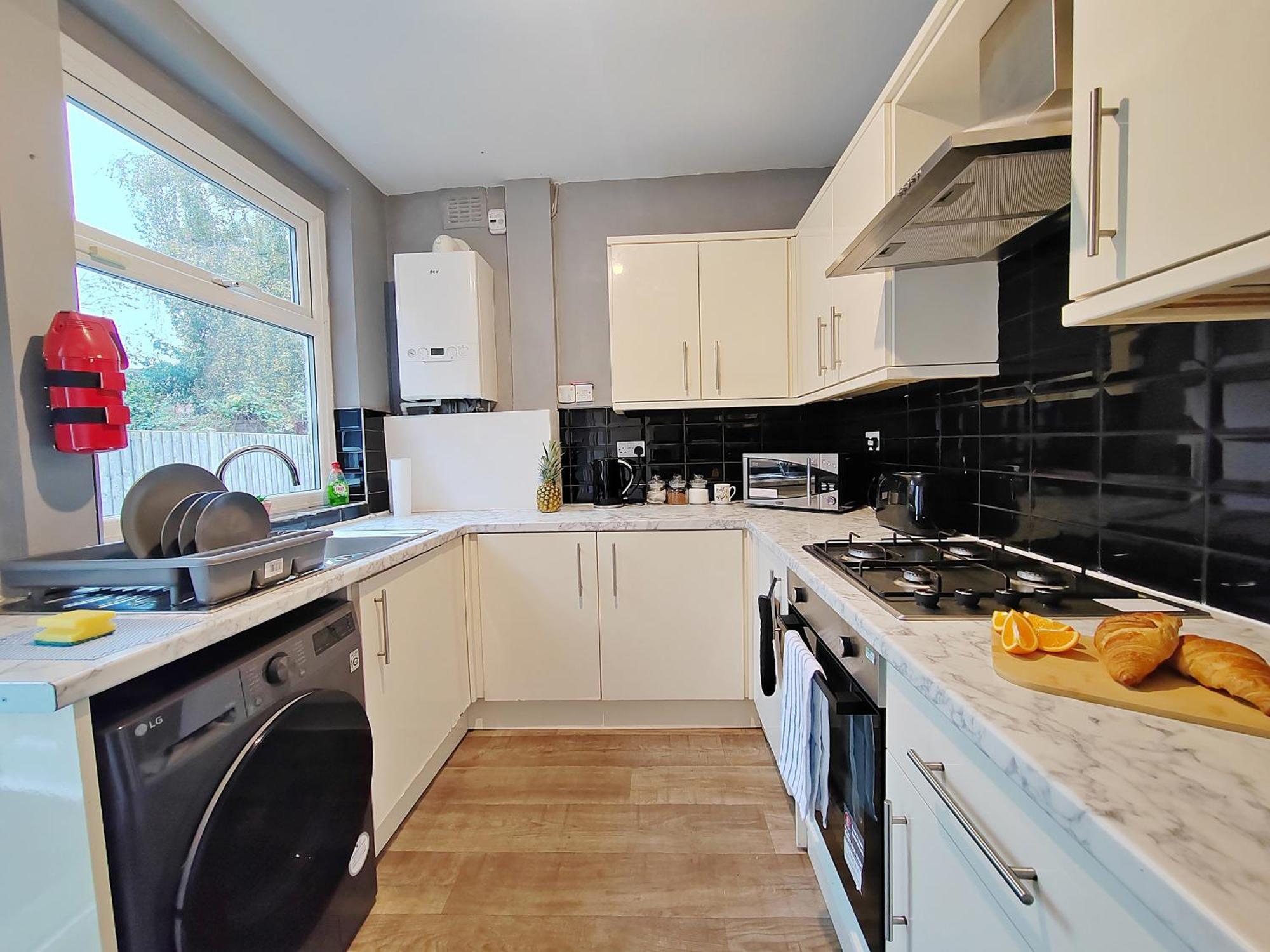 Modern 4 Bed House - Free Parking