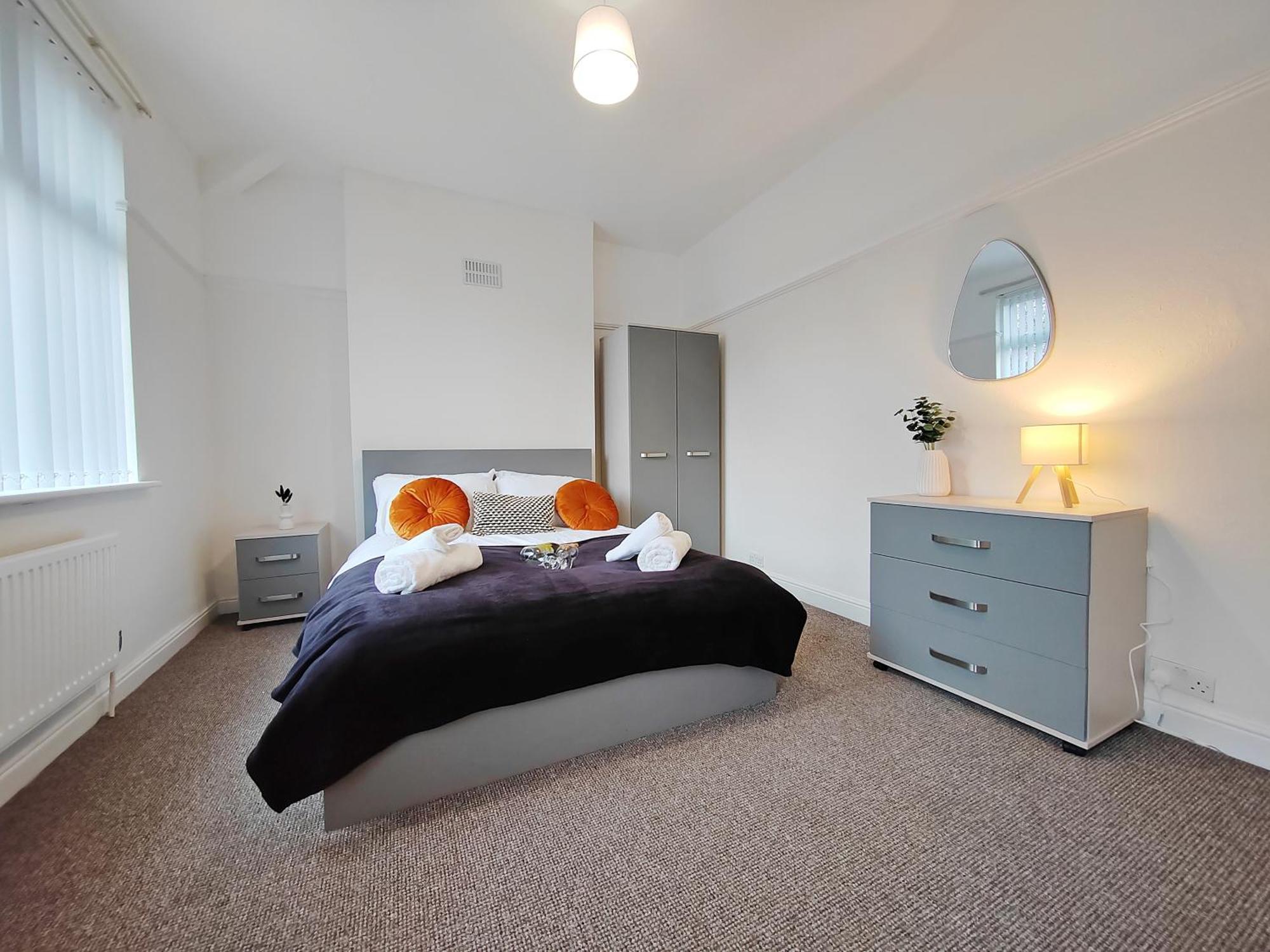 Modern 4 Bed House - Free Parking Holiday home *