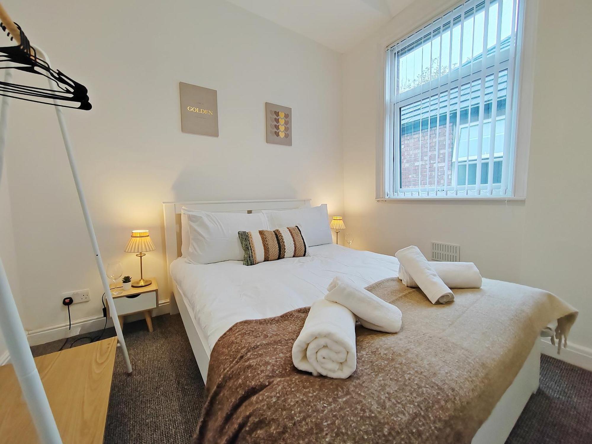Modern 4 Bed House - Free Parking * Manchester