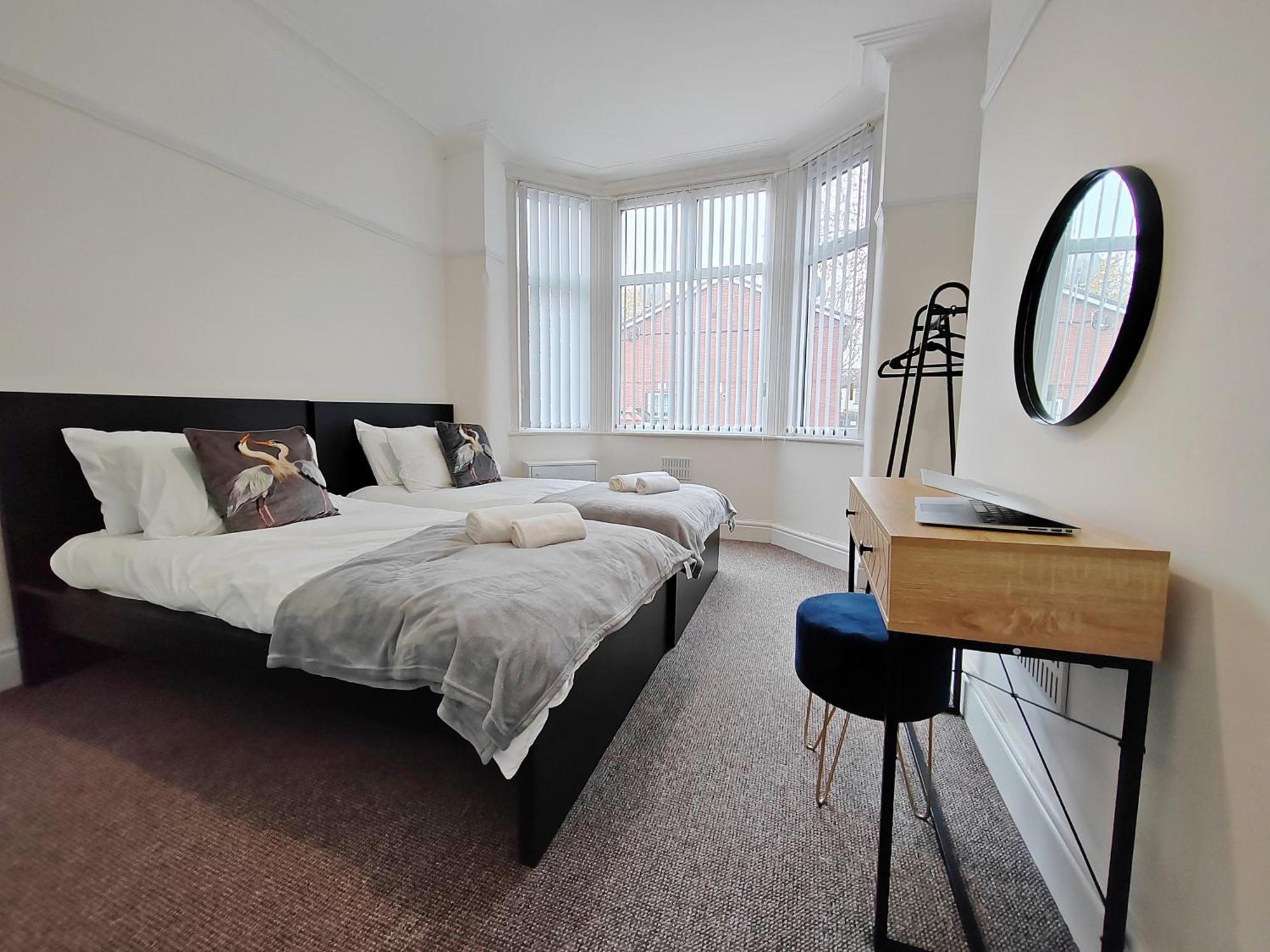 Modern 4 Bed House - Free Parking Holiday home