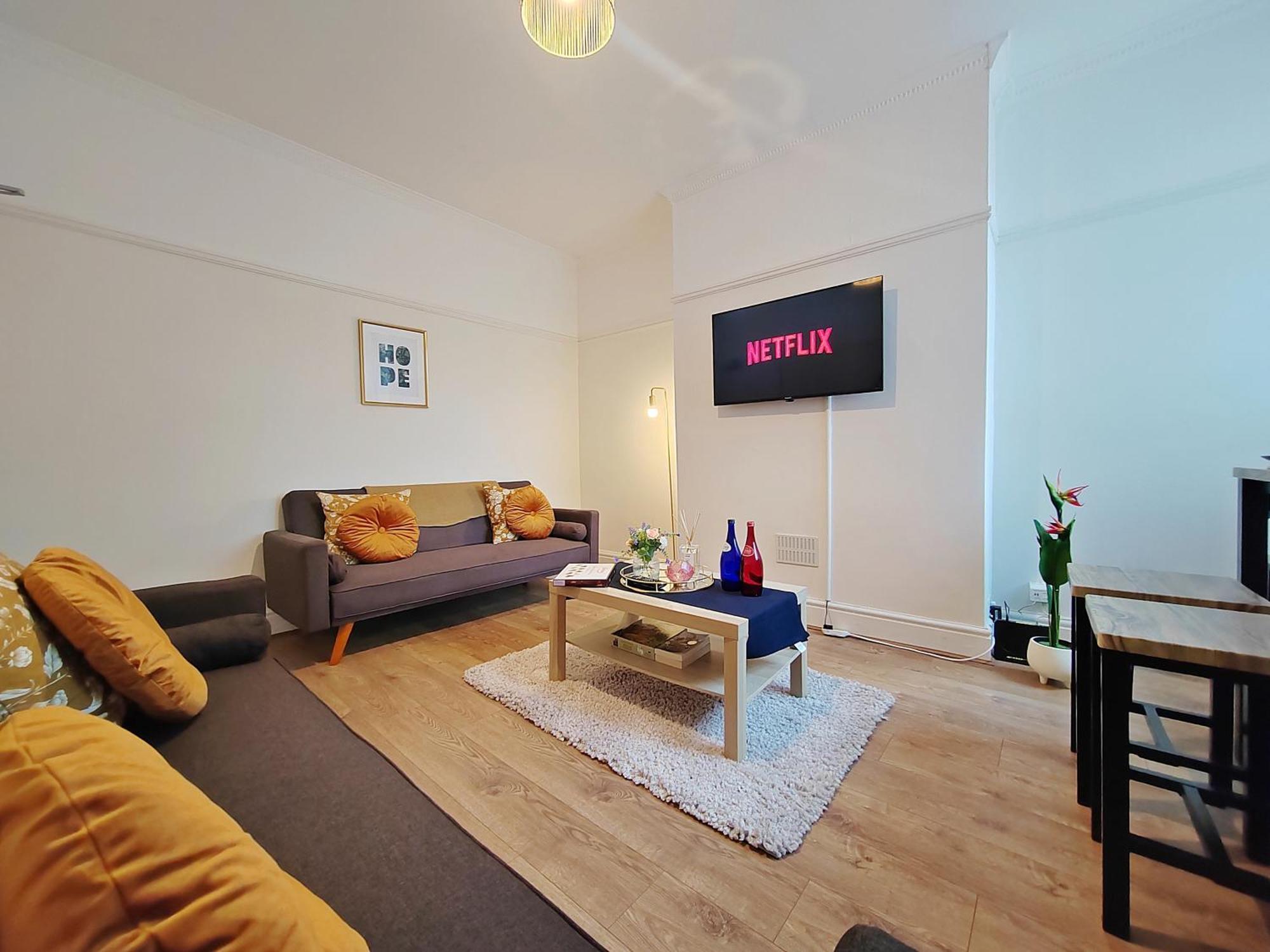 Modern 4 Bed House - Free Parking Holiday home Manchester