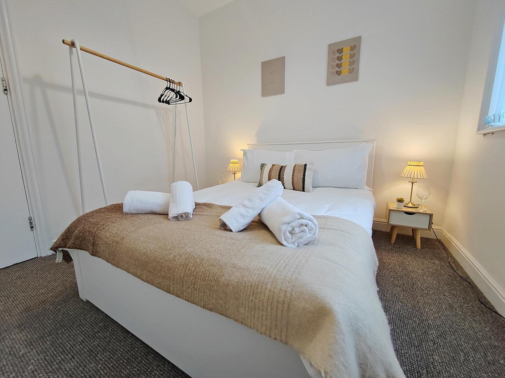 Modern 4 Bed House - Free Parking *