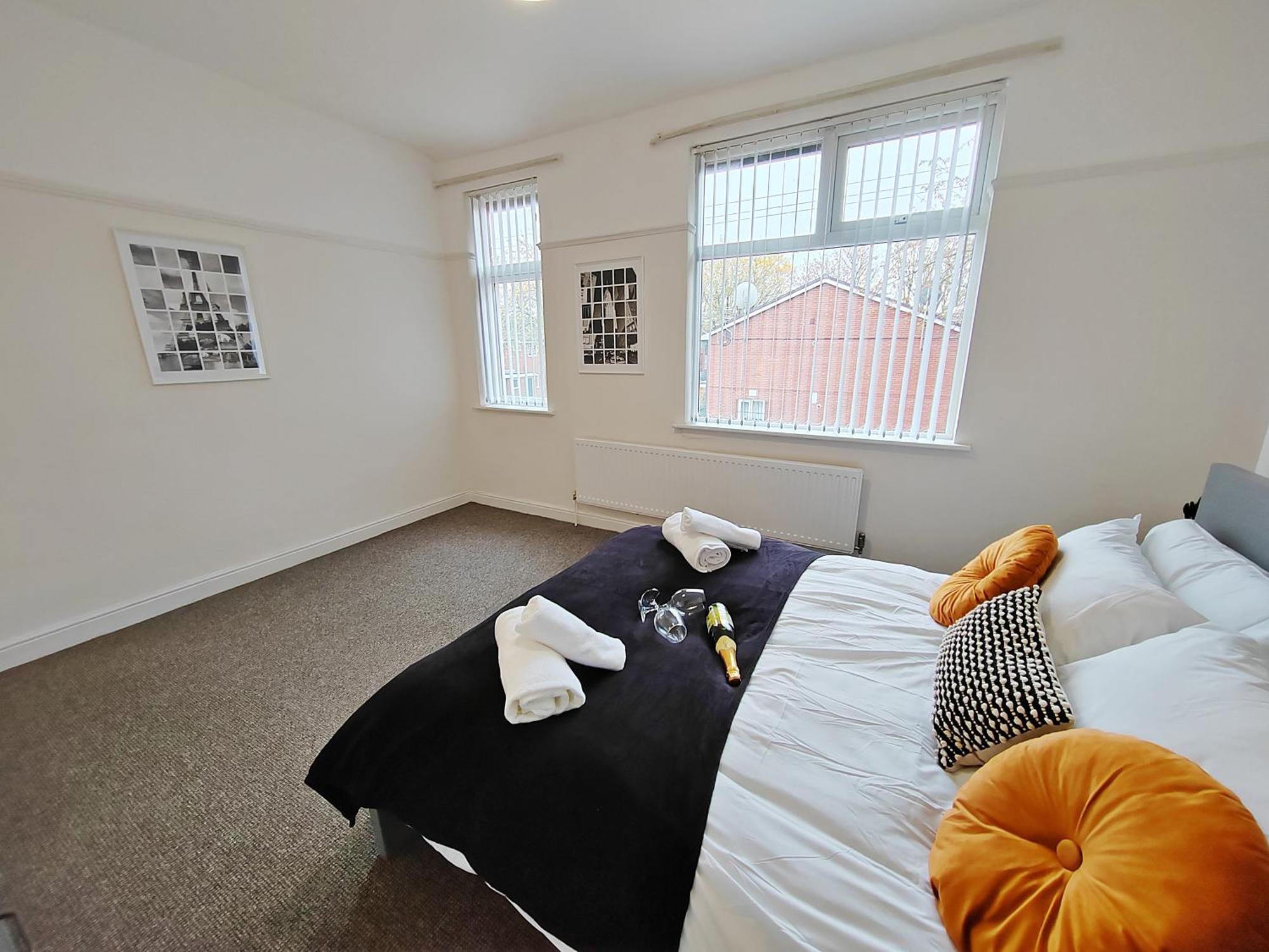 Modern 4 Bed House - Free Parking Manchester