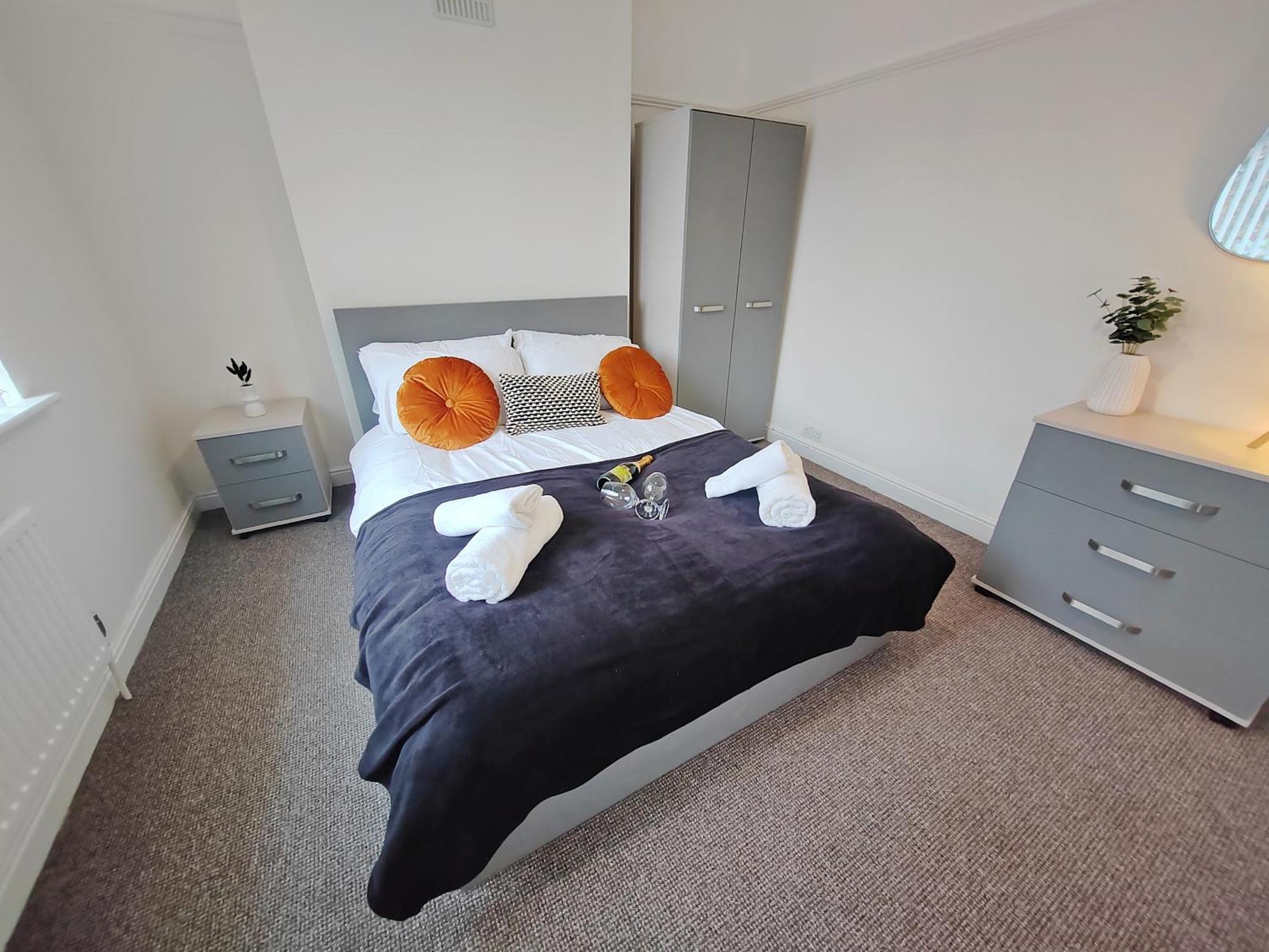 Modern 4 Bed House - Free Parking