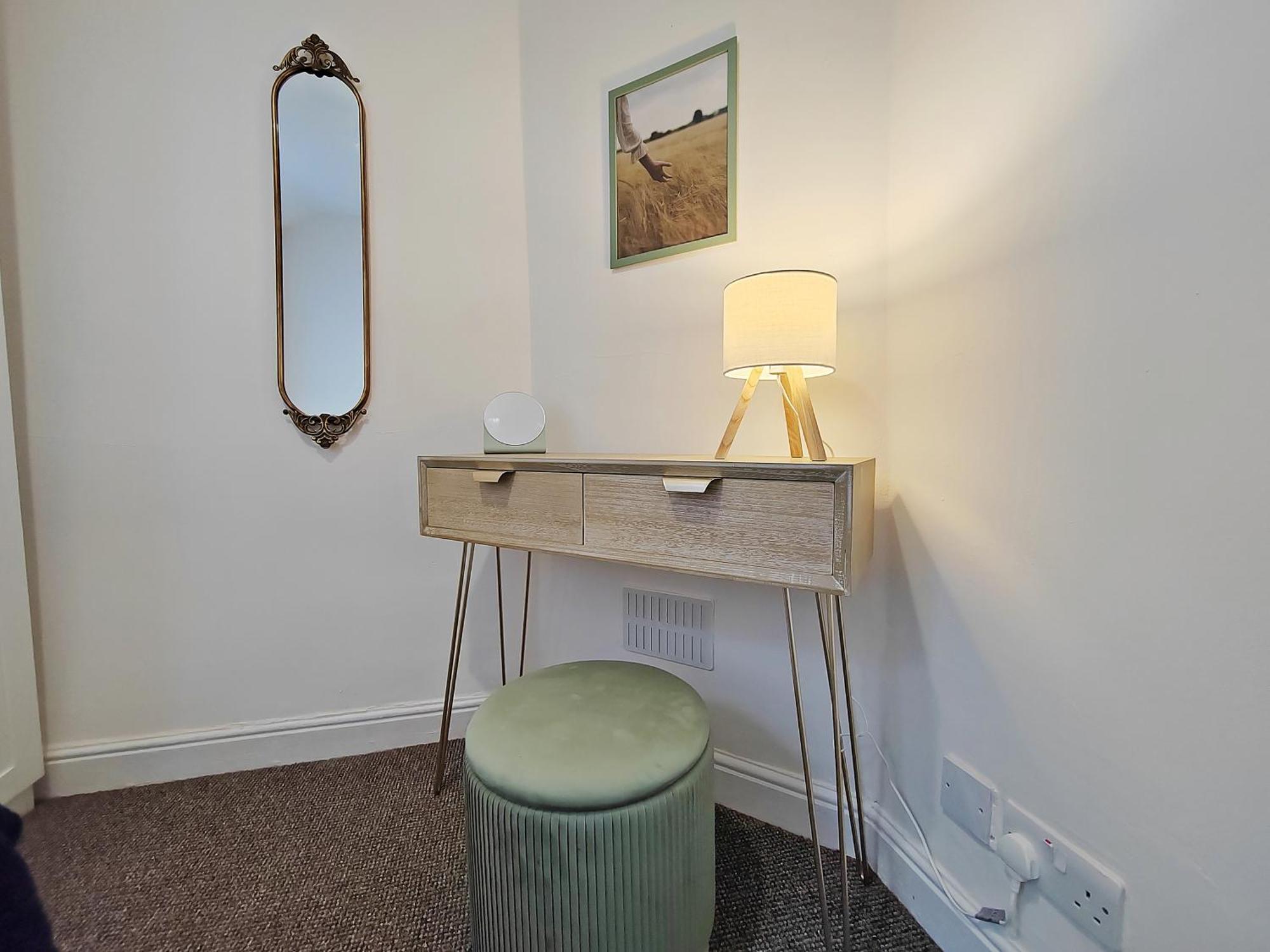 Modern 4 Bed House - Free Parking Holiday home *