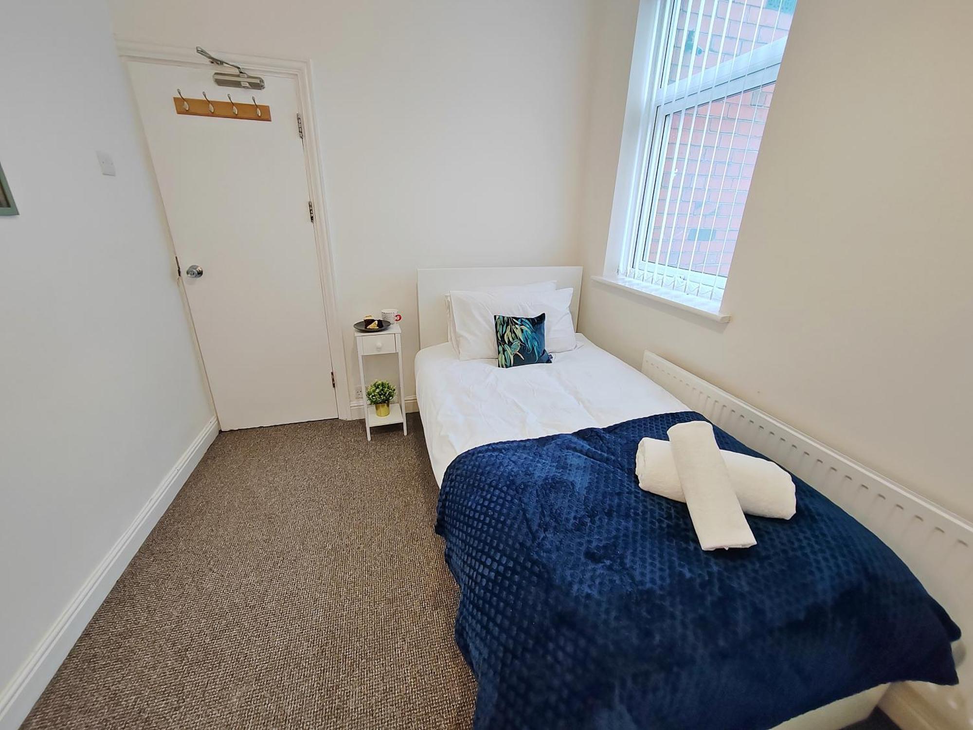 Modern 4 Bed House - Free Parking *