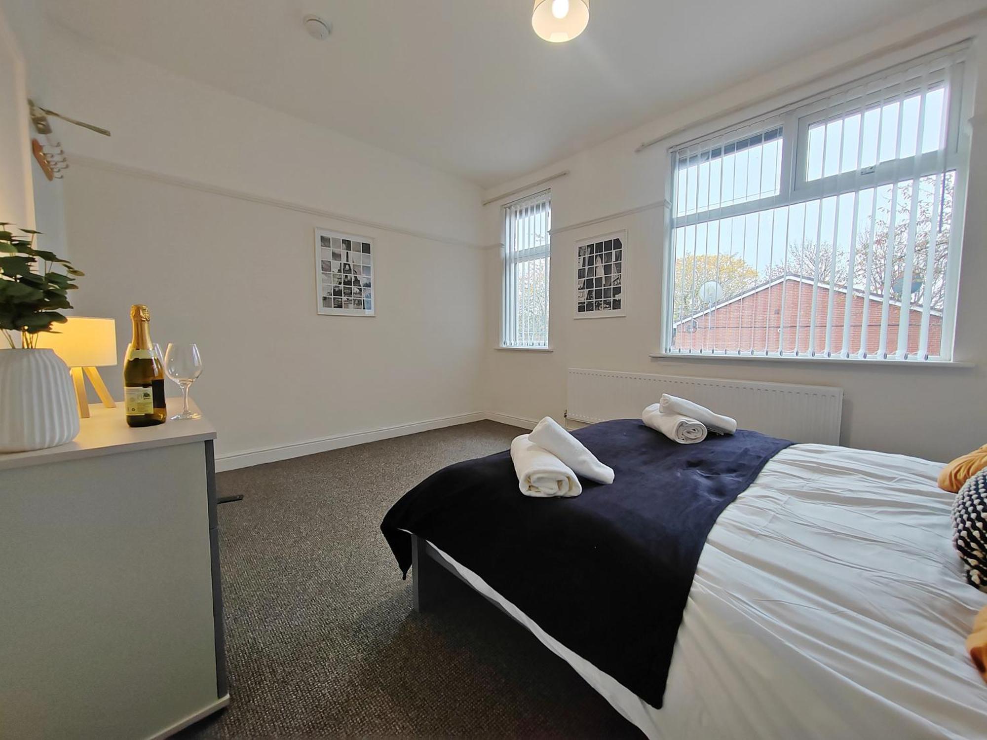 Modern 4 Bed House - Free Parking Manchester