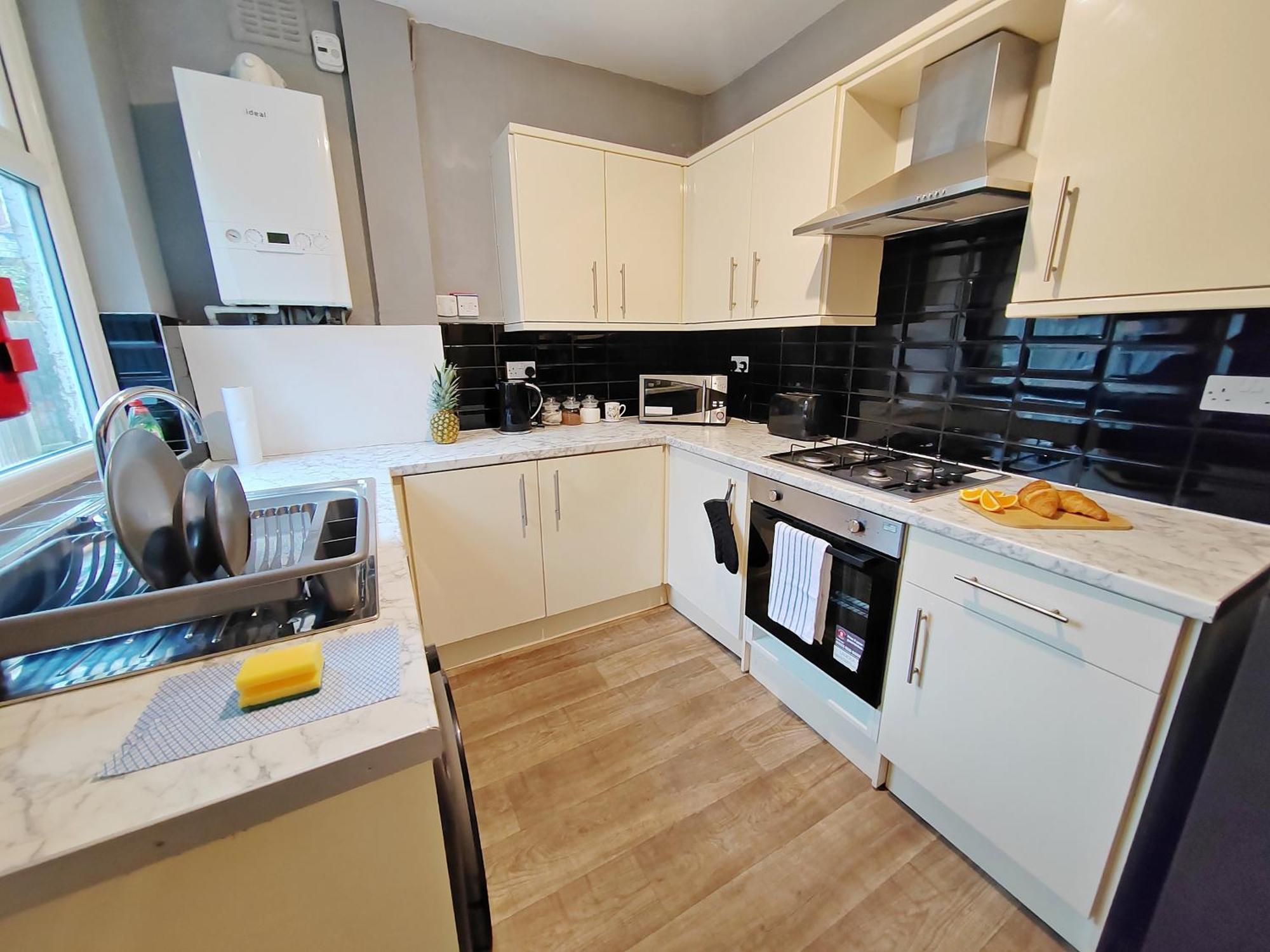 Modern 4 Bed House - Free Parking