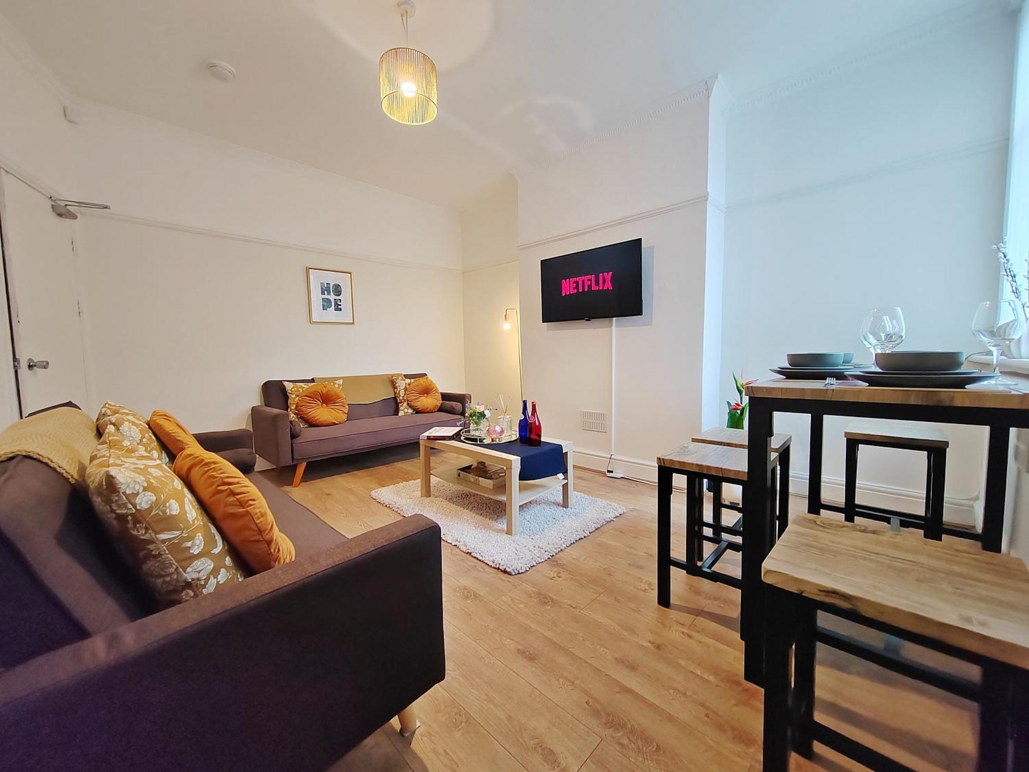 Holiday home Modern 4 Bed House - Free Parking
