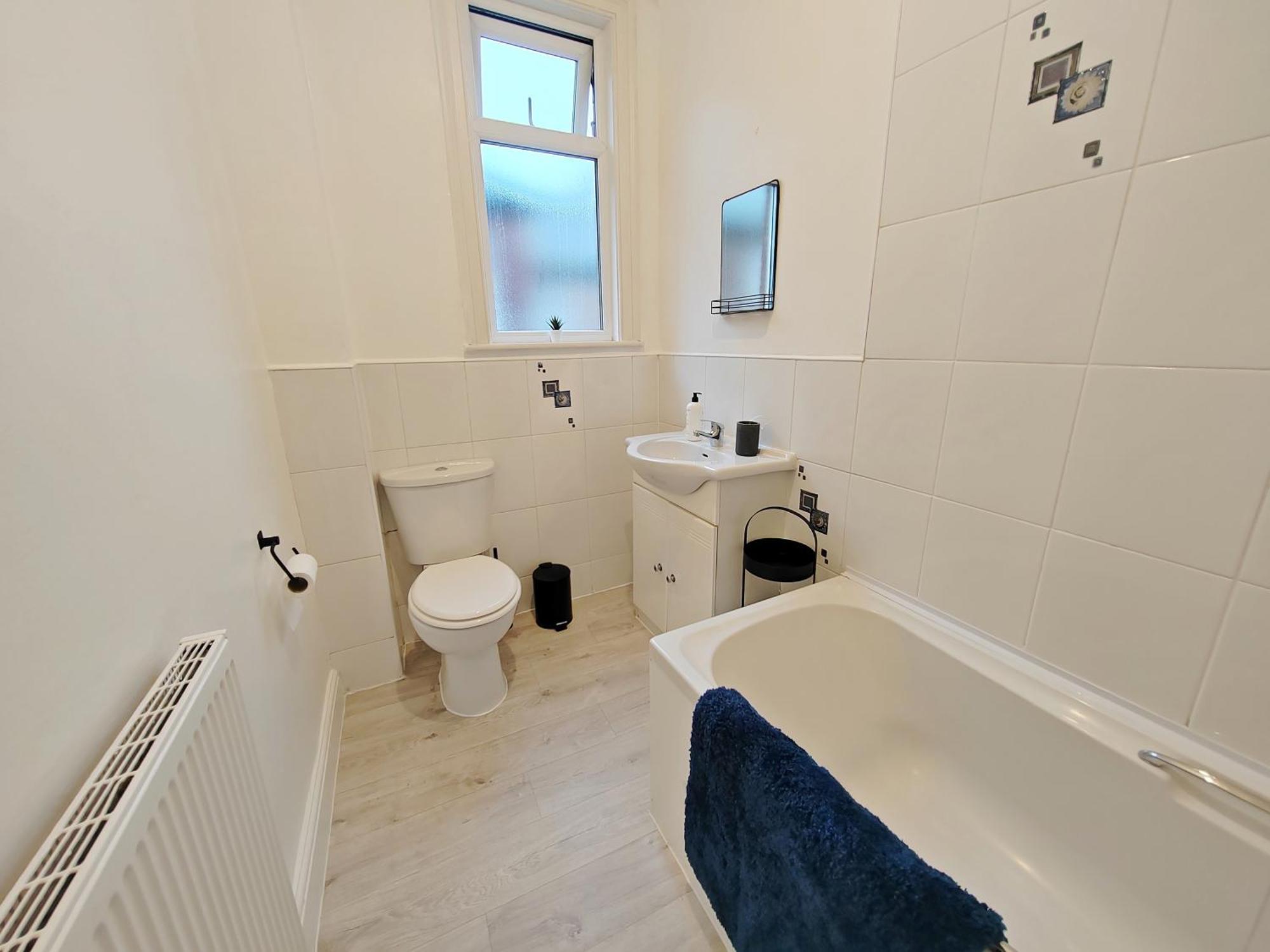 Modern 4 Bed House - Free Parking Holiday home
