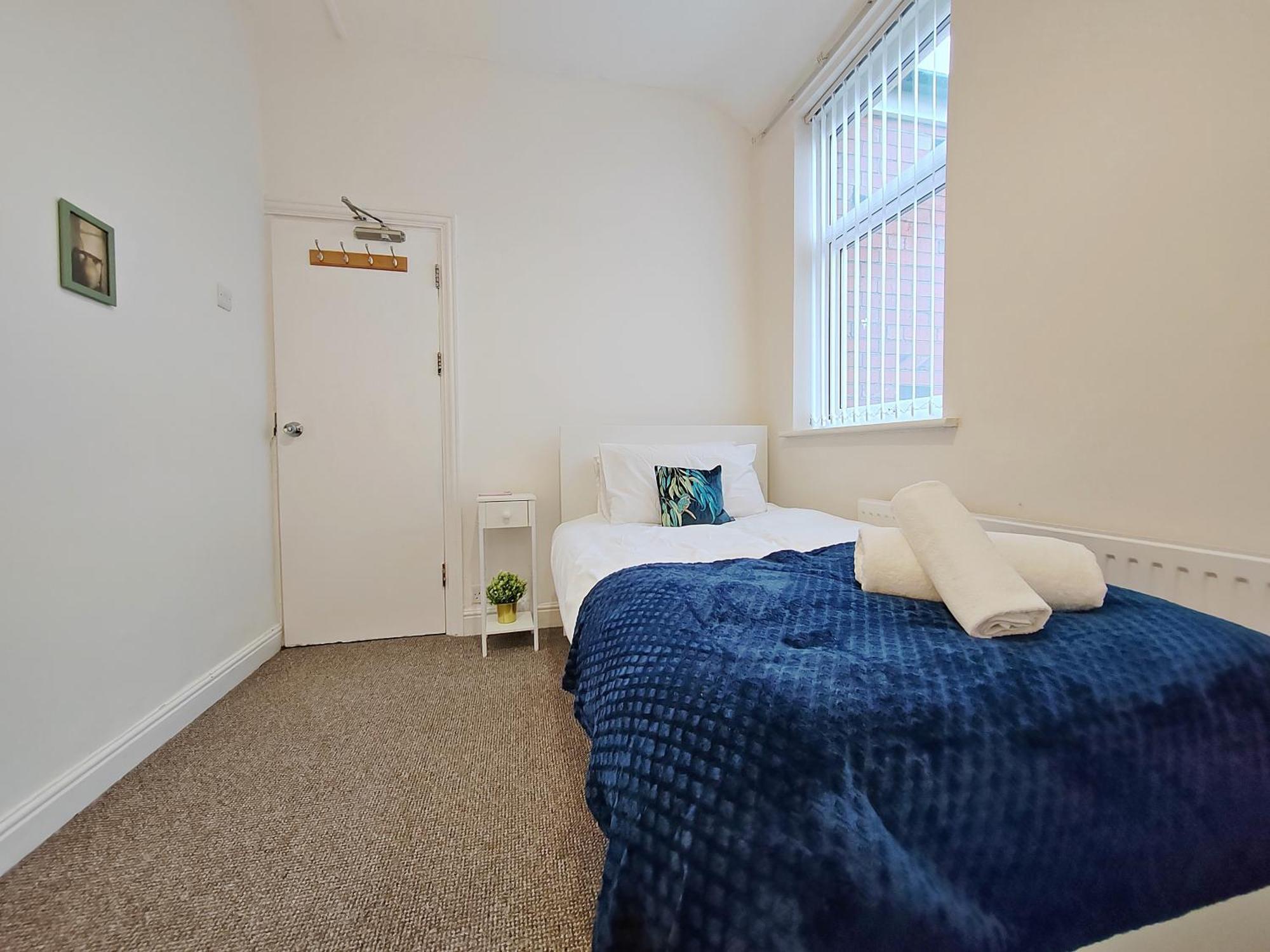 Modern 4 Bed House - Free Parking Holiday home