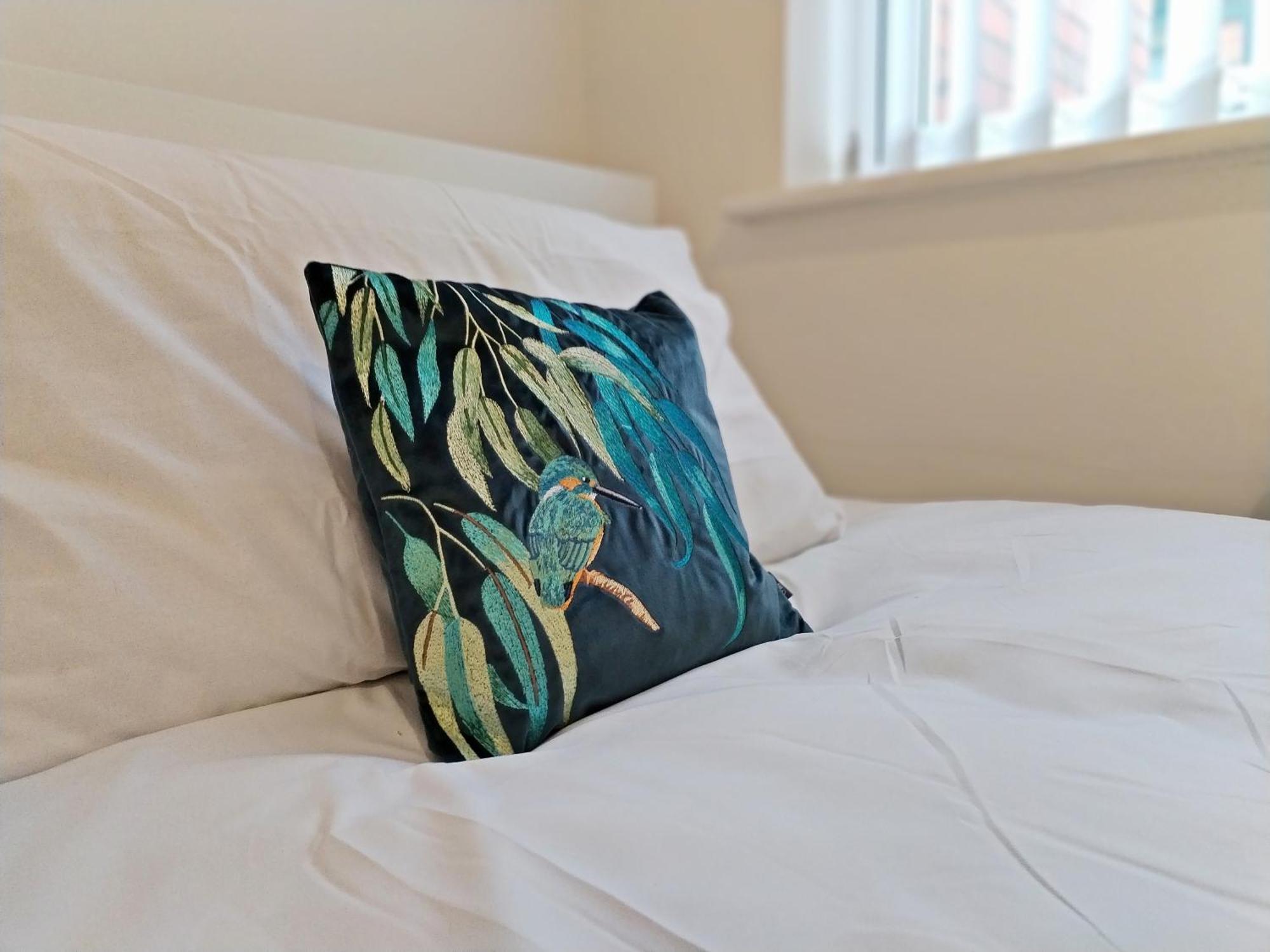 Modern 4 Bed House - Free Parking Holiday home *