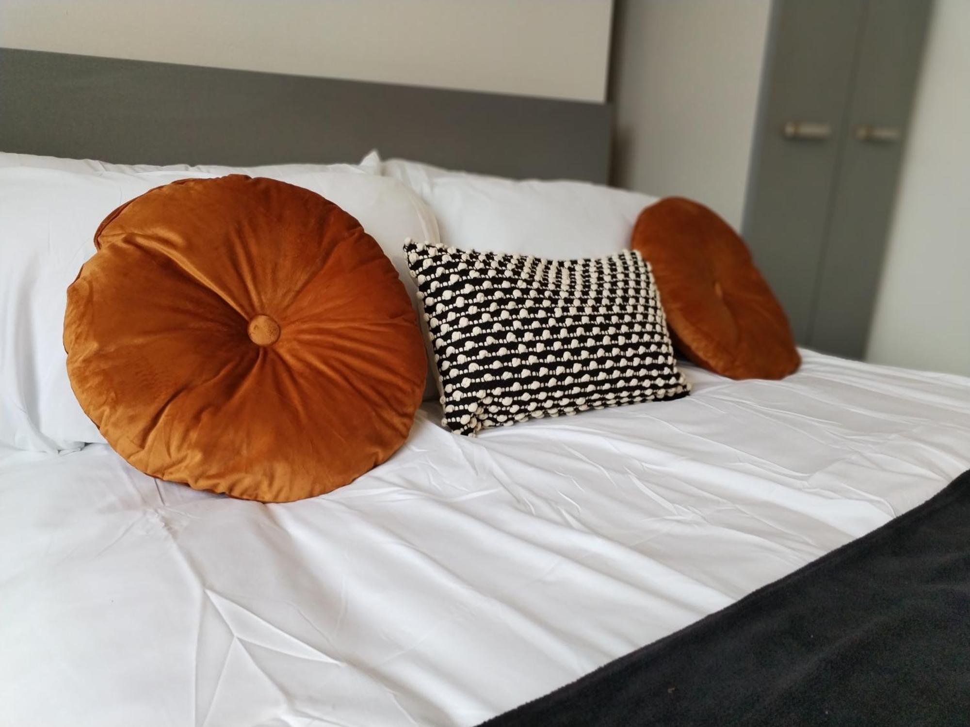 Holiday home Modern 4 Bed House - Free Parking