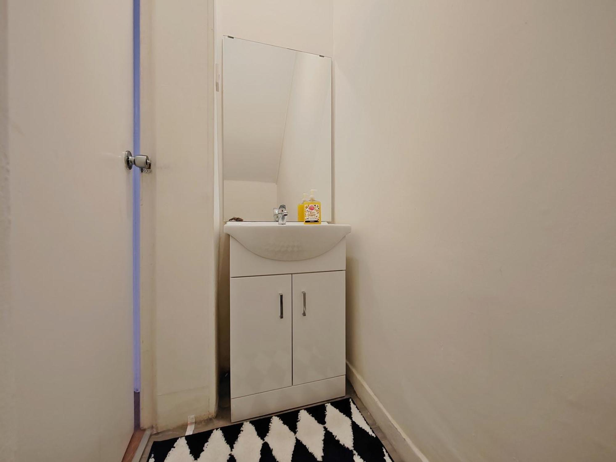 Holiday home Modern 4 Bed House - Free Parking *