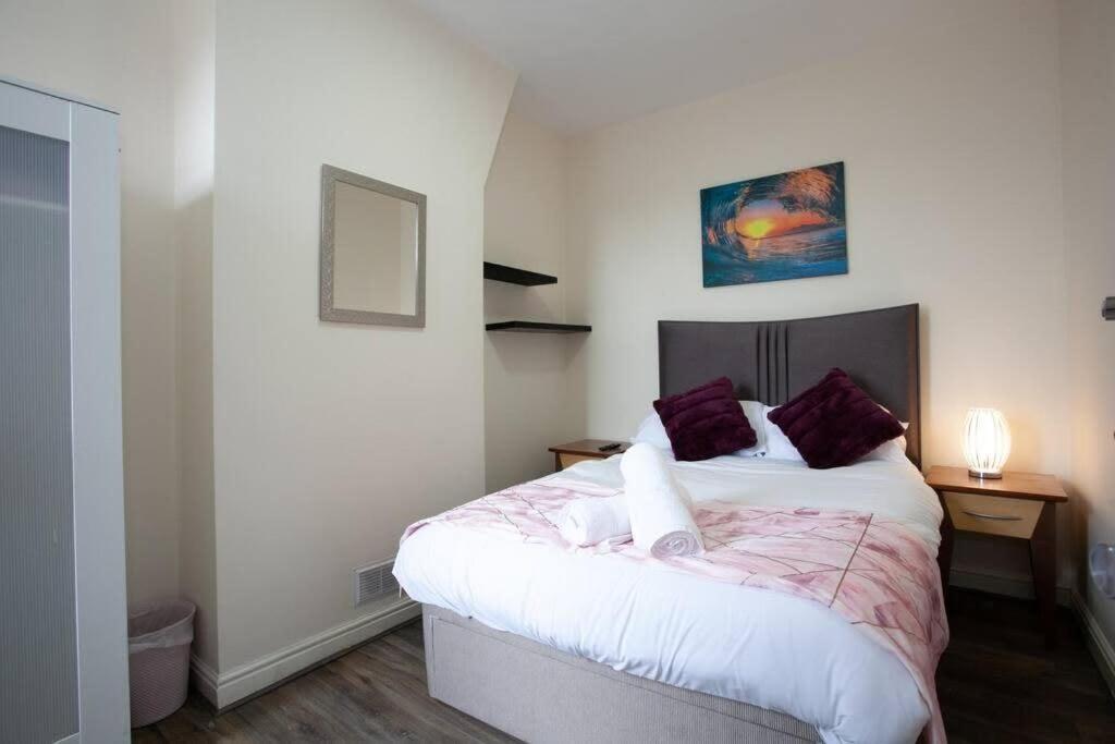 6 Bedroom House 10min Drive From Centre *