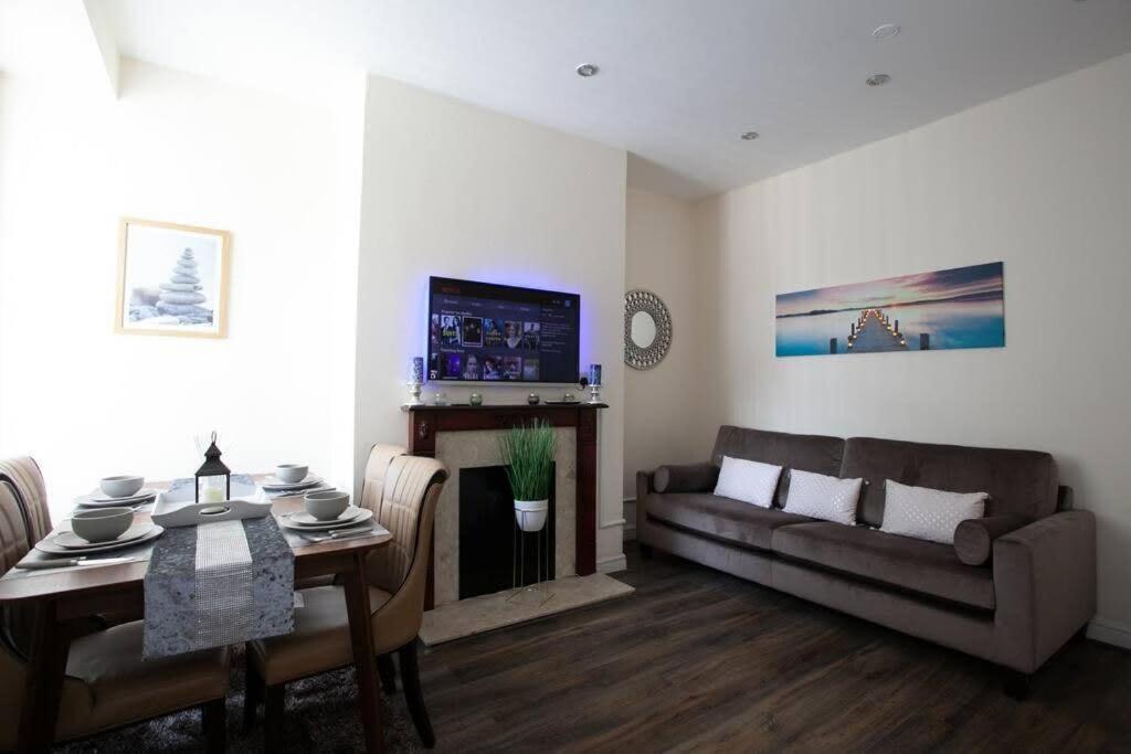 6 Bedroom House 10min Drive From Centre * Manchester