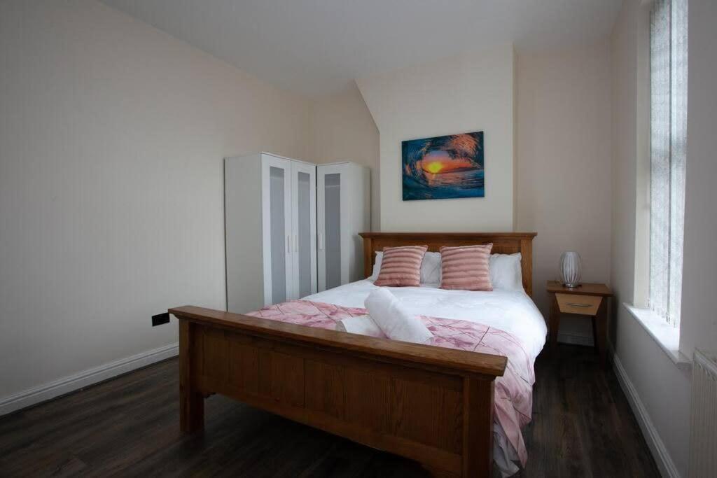 6 Bedroom House 10min Drive From Centre Holiday home *