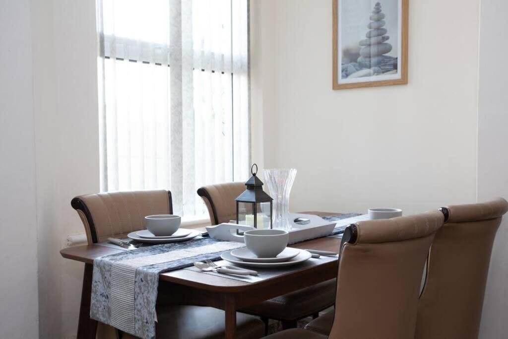 Holiday home 6 Bedroom House 10min Drive From Centre Manchester