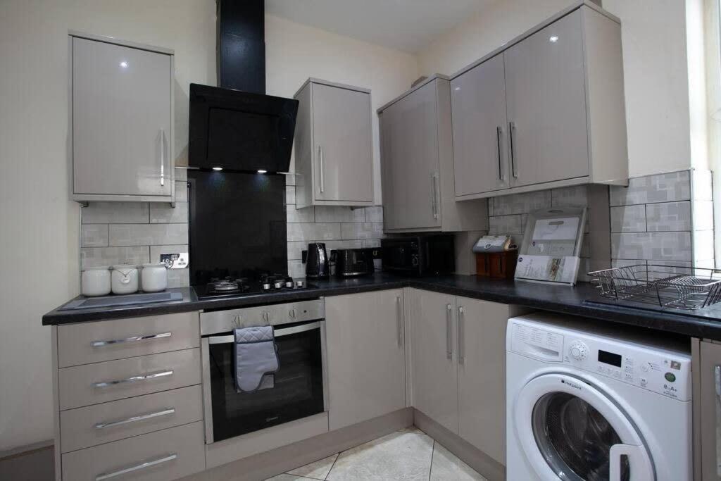 6 Bedroom House 10min Drive From Centre Manchester